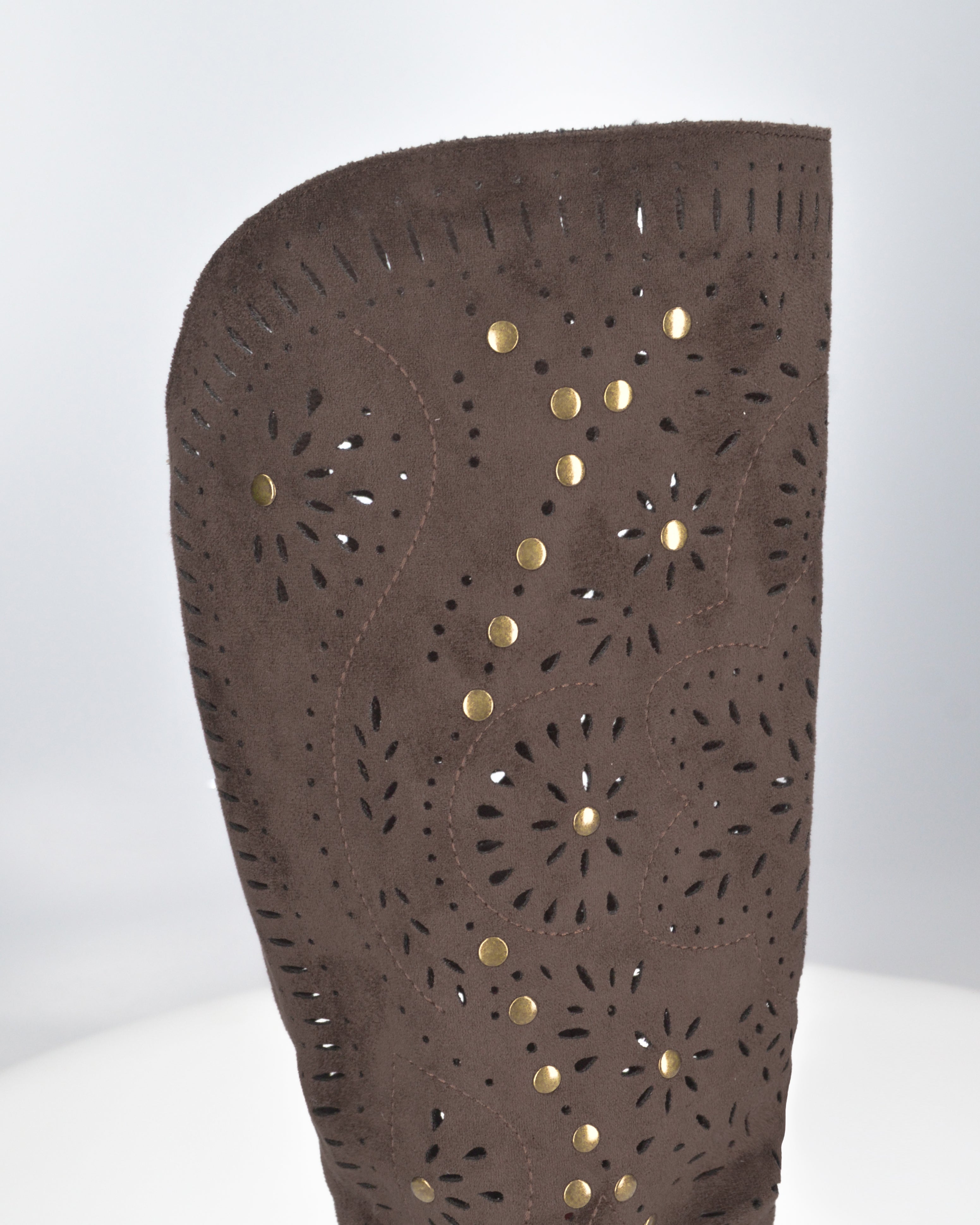 ORTHE - stivali marroni sotto al ginocchio traforati con borchie dorate