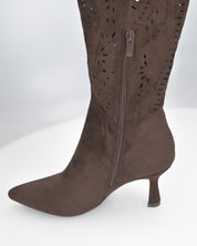 ORTHE - stivali marroni sotto al ginocchio traforati con borchie dorate