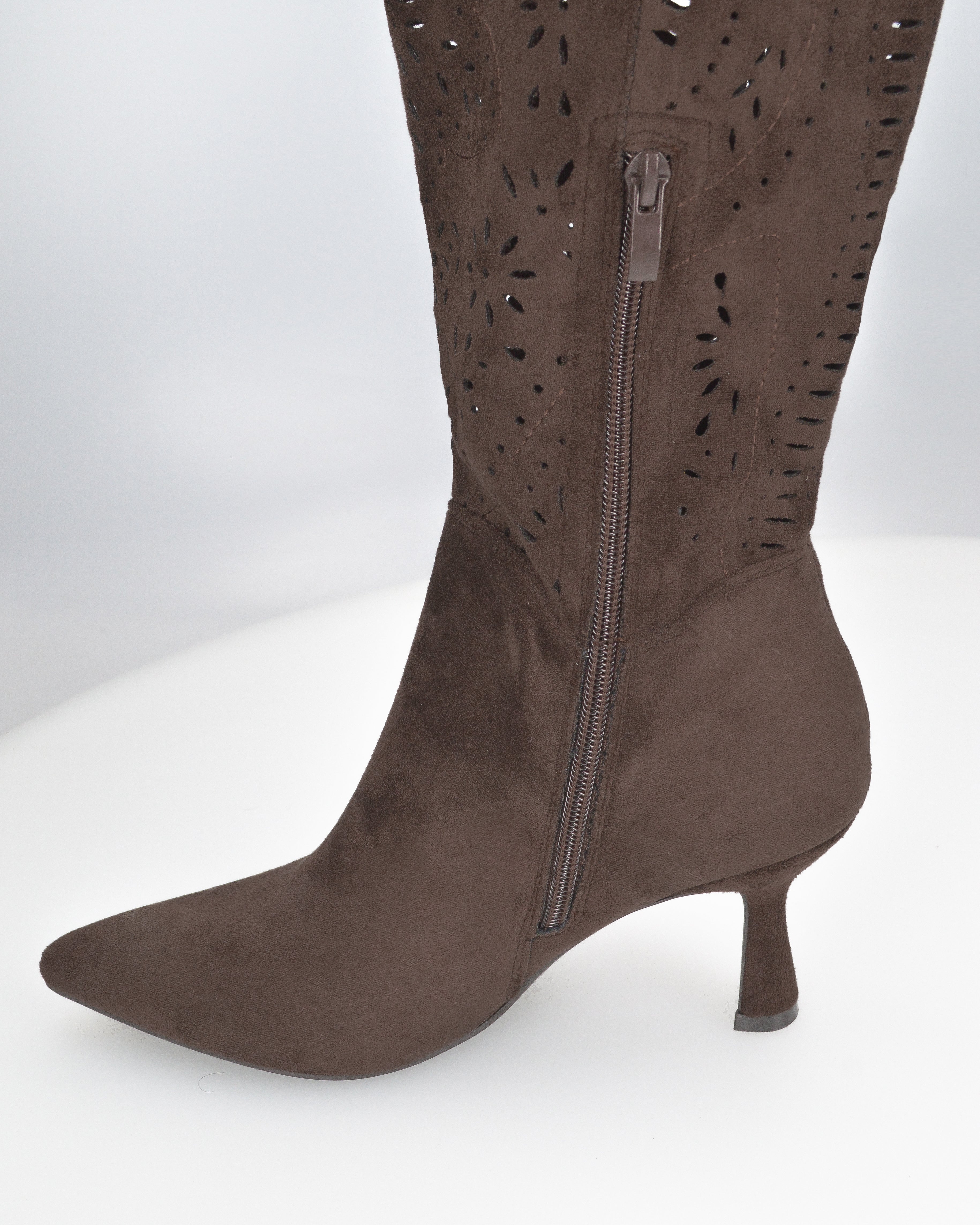 ORTHE - stivali marroni sotto al ginocchio traforati con borchie dorate