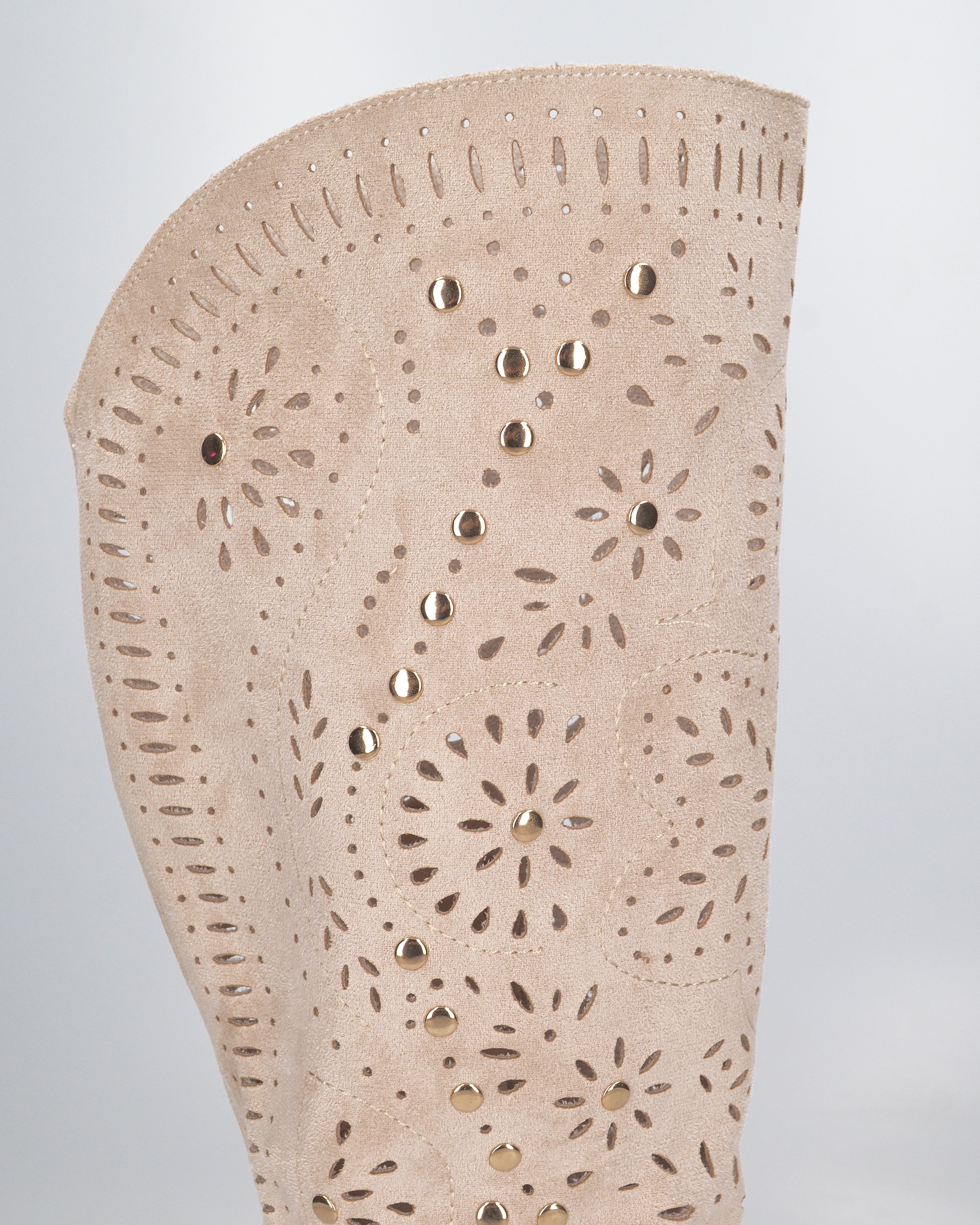 ORTHE - stivali beige sotto al ginocchio traforati con borchie dorate