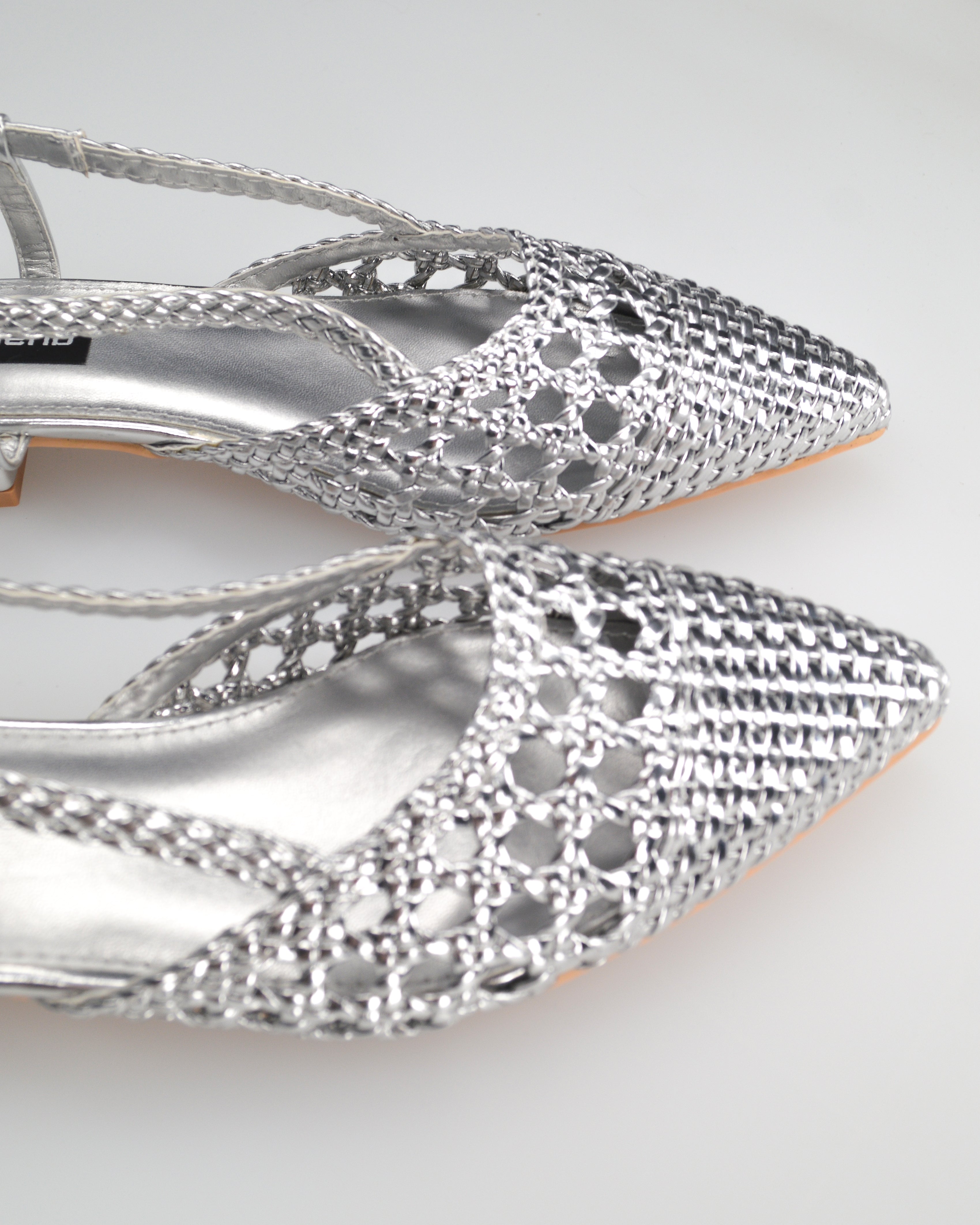 TESSY - sandali con materiale intrecciato argentato