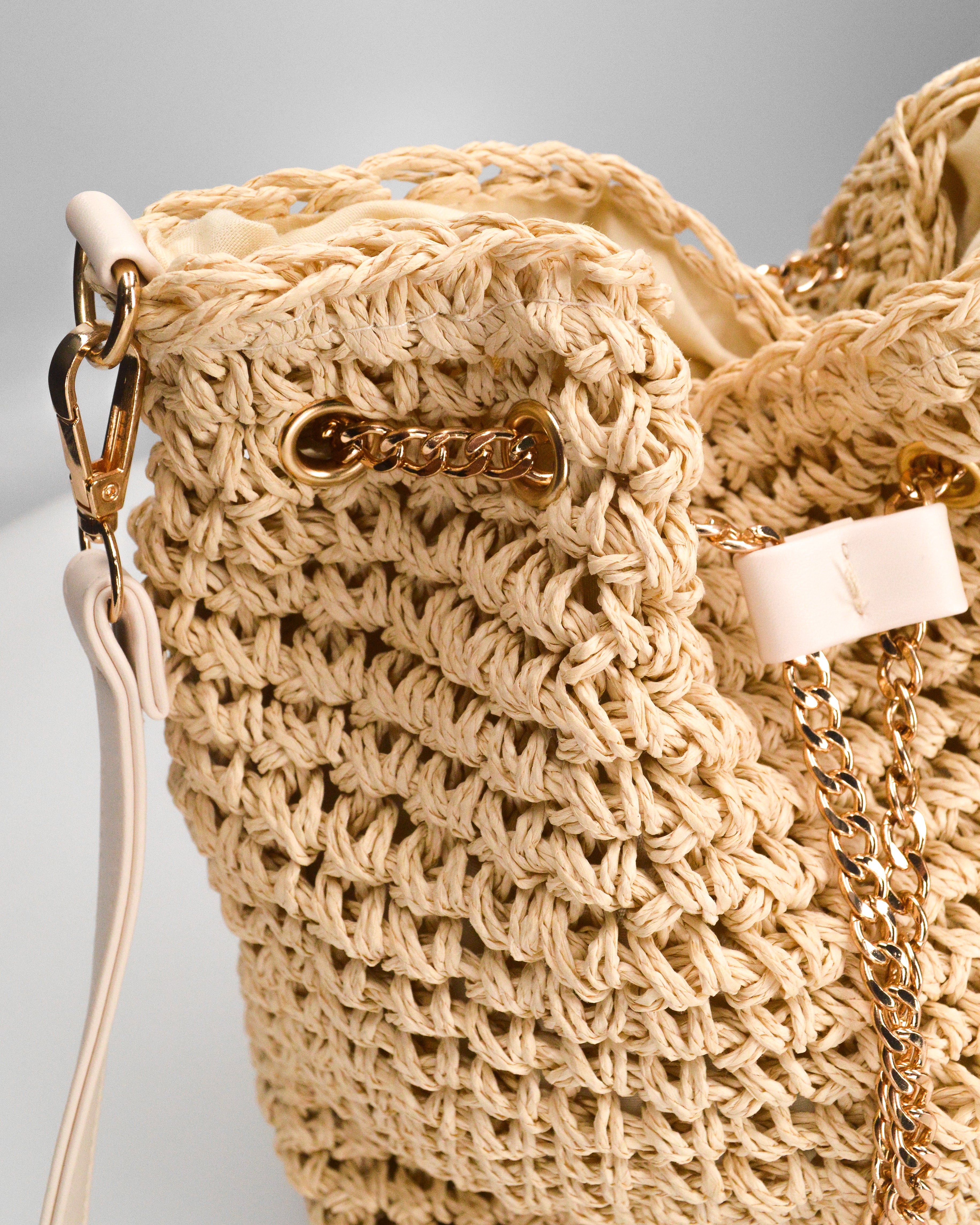 KLAUDE - borsa beige con dettagli dorati e chiusura a secchiello