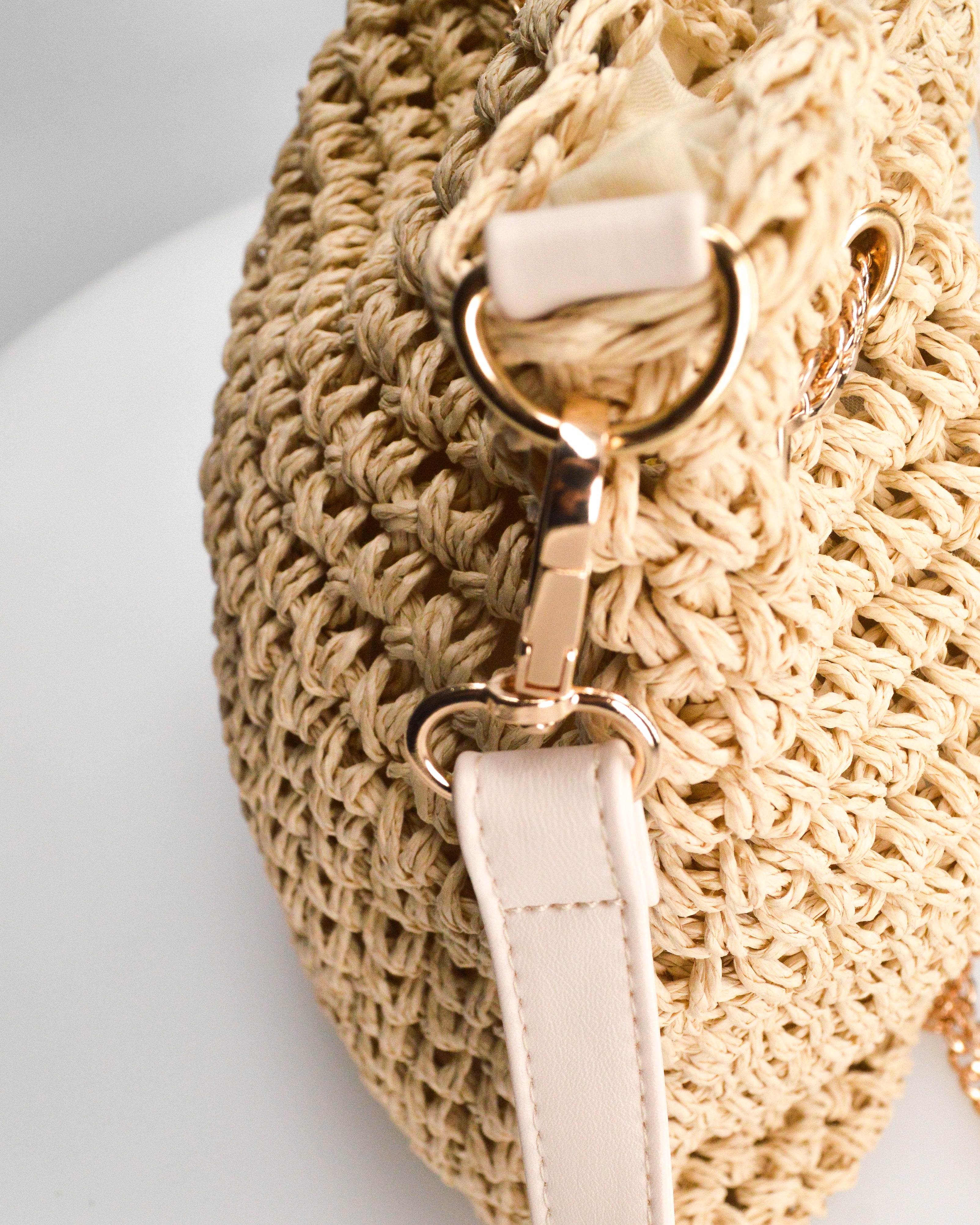KLAUDE - borsa beige con dettagli dorati e chiusura a secchiello