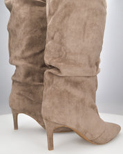 JUNI - tivale alto in materiale scamosciato beige arricciato con tacco