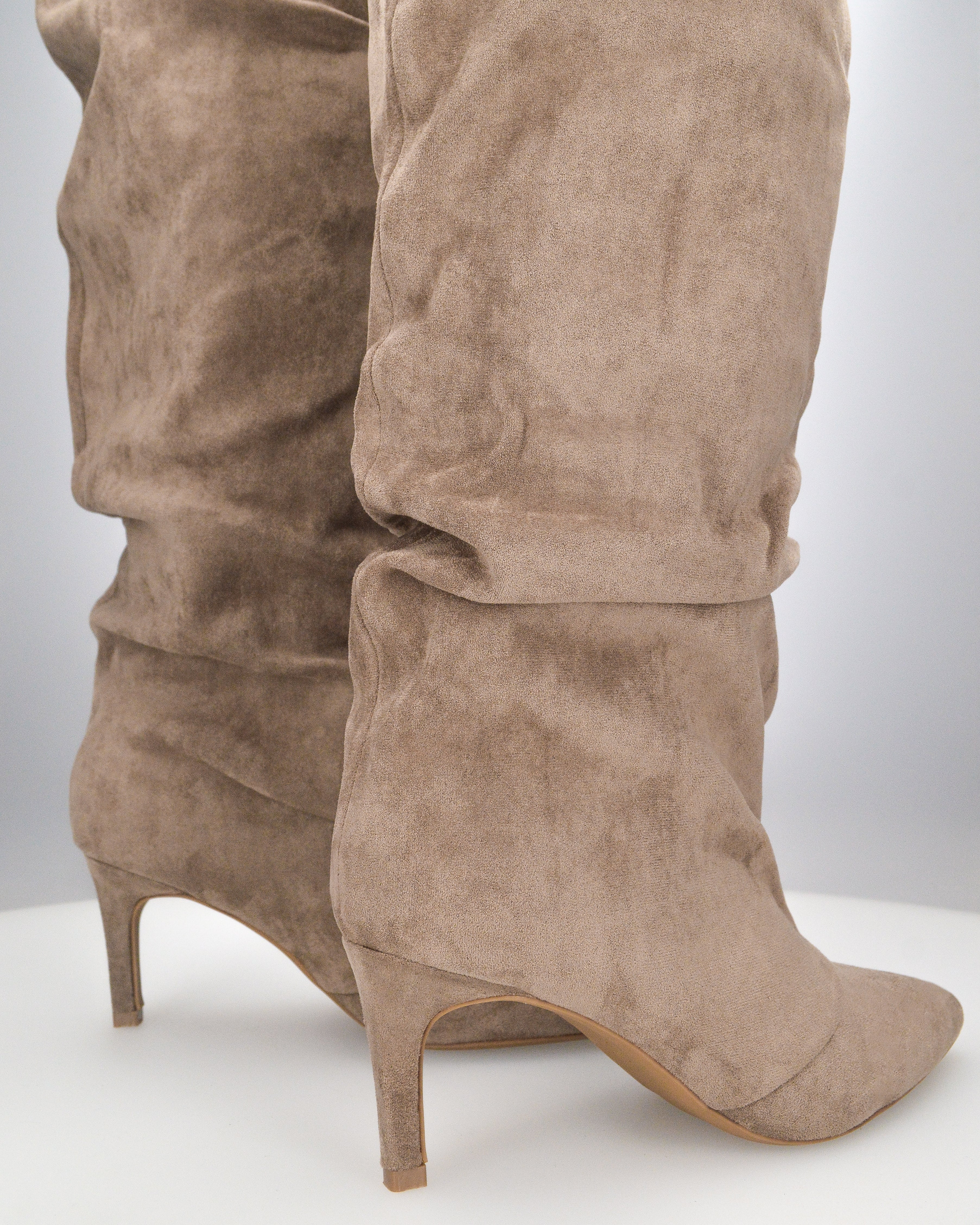 JUNI - tivale alto in materiale scamosciato beige arricciato con tacco