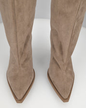 YASMIN - stivali alti in camoscio beige con gambali ampii a tubo e tacchi