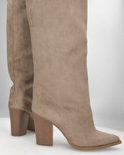 YASMIN - stivali alti in camoscio beige con gambali ampii a tubo e tacchi