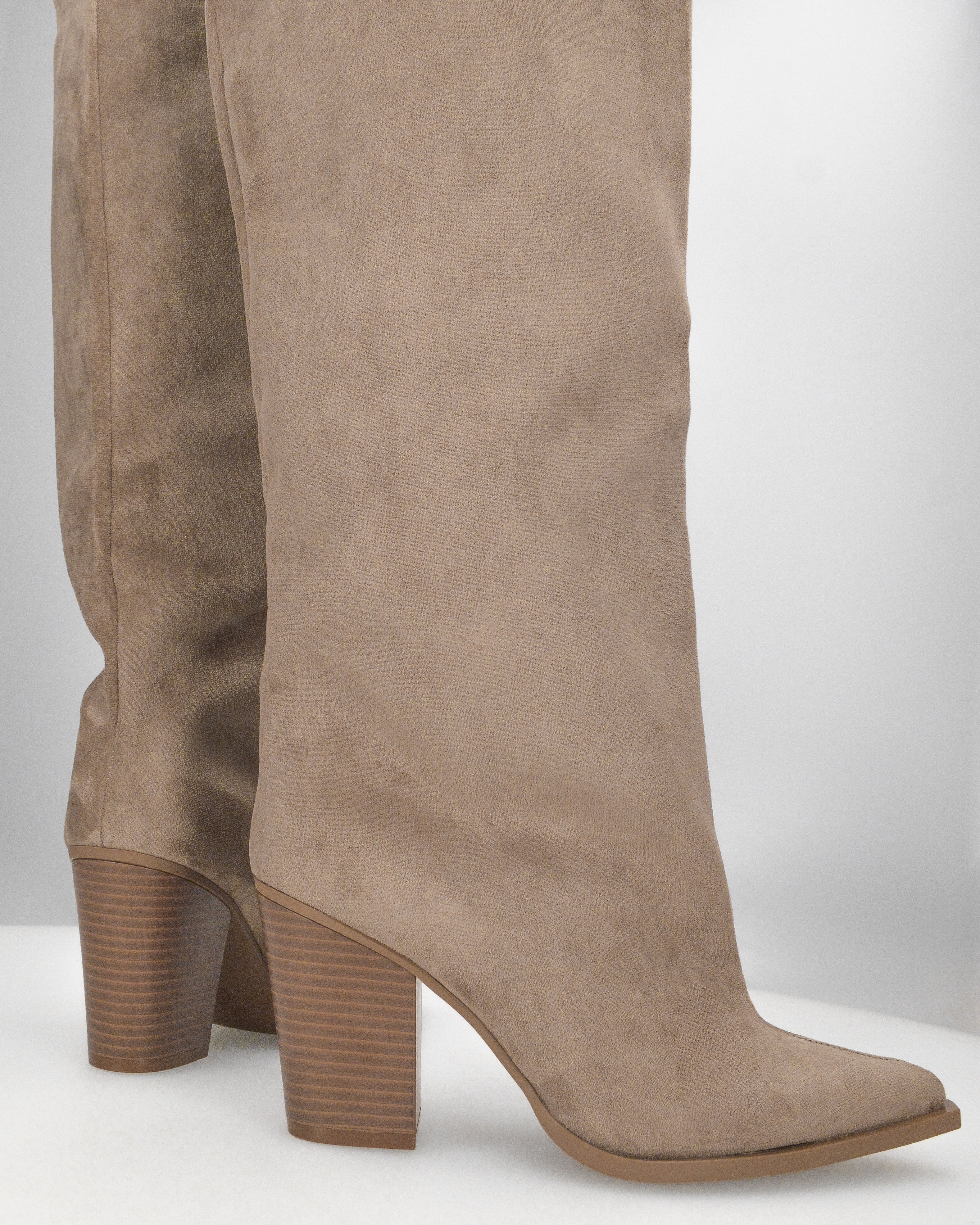 YASMIN - stivali alti in camoscio beige con gambali ampii a tubo e tacchi