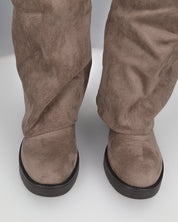 DINA - stivali alti in simil camoscio beige con risvolto e clip posteriore