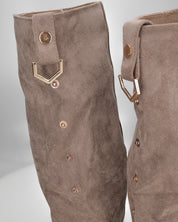 DINA - stivali alti in simil camoscio beige con risvolto e clip posteriore