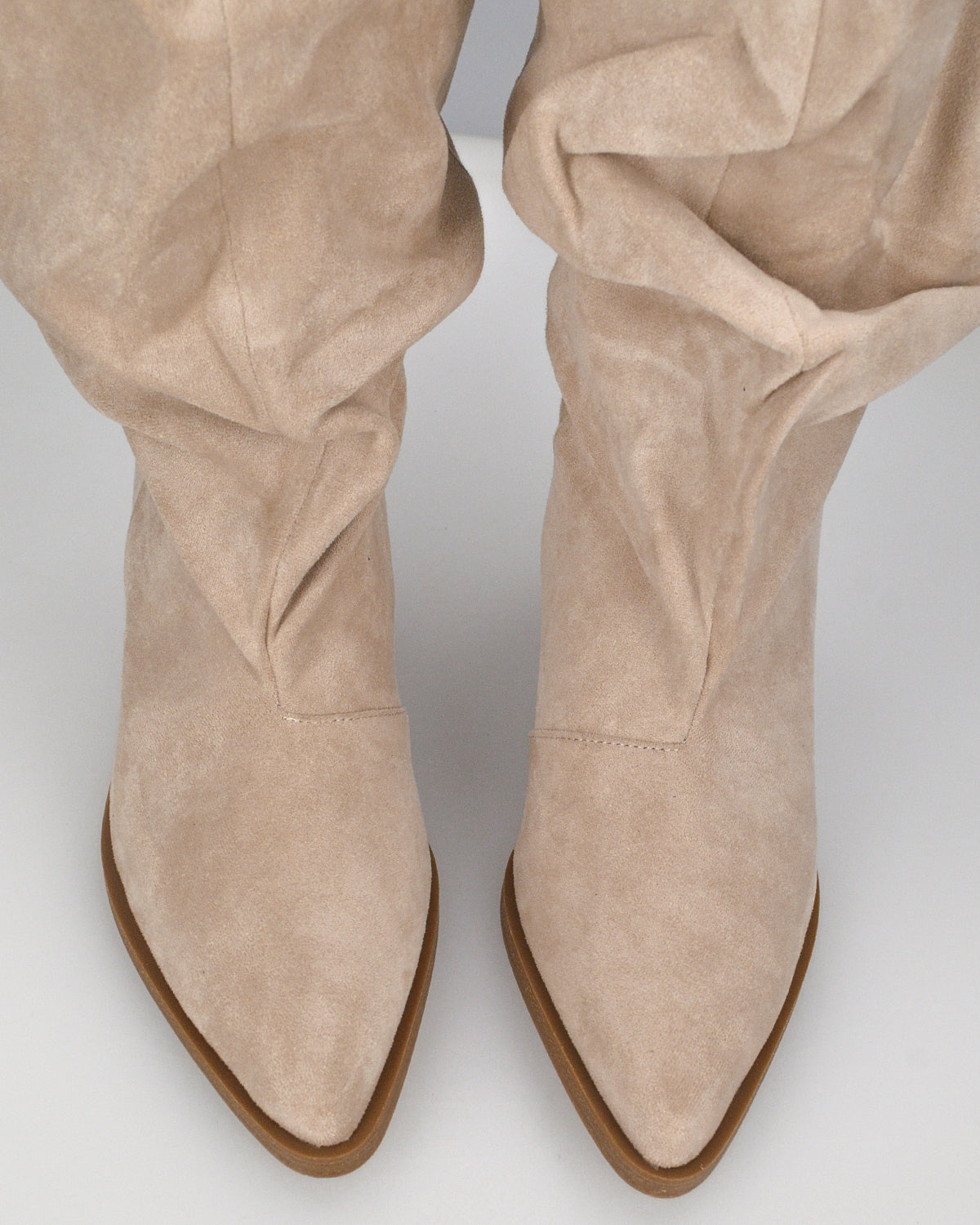 BONITA - stivali alti arricciati slouchy in ecocamoscio beige con tacco texano