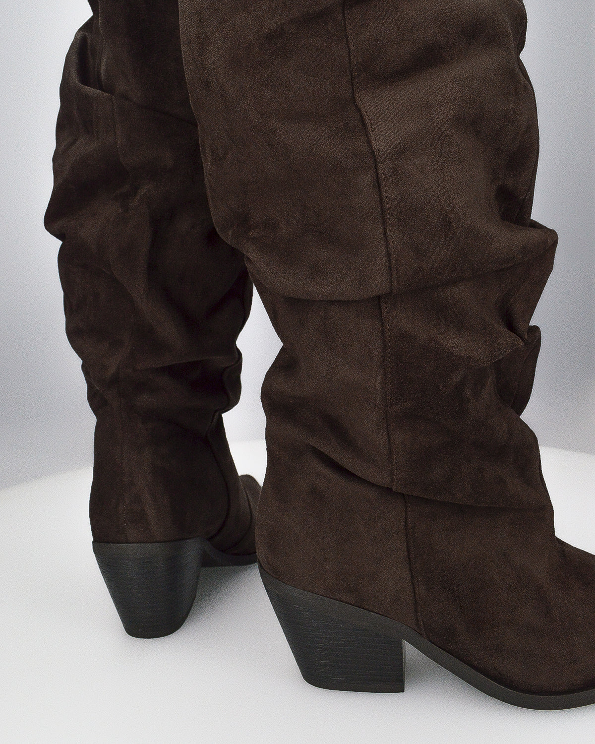 BONITA - stivali alti arricciati slouchy in ecocamoscio marrone con tacco texano
