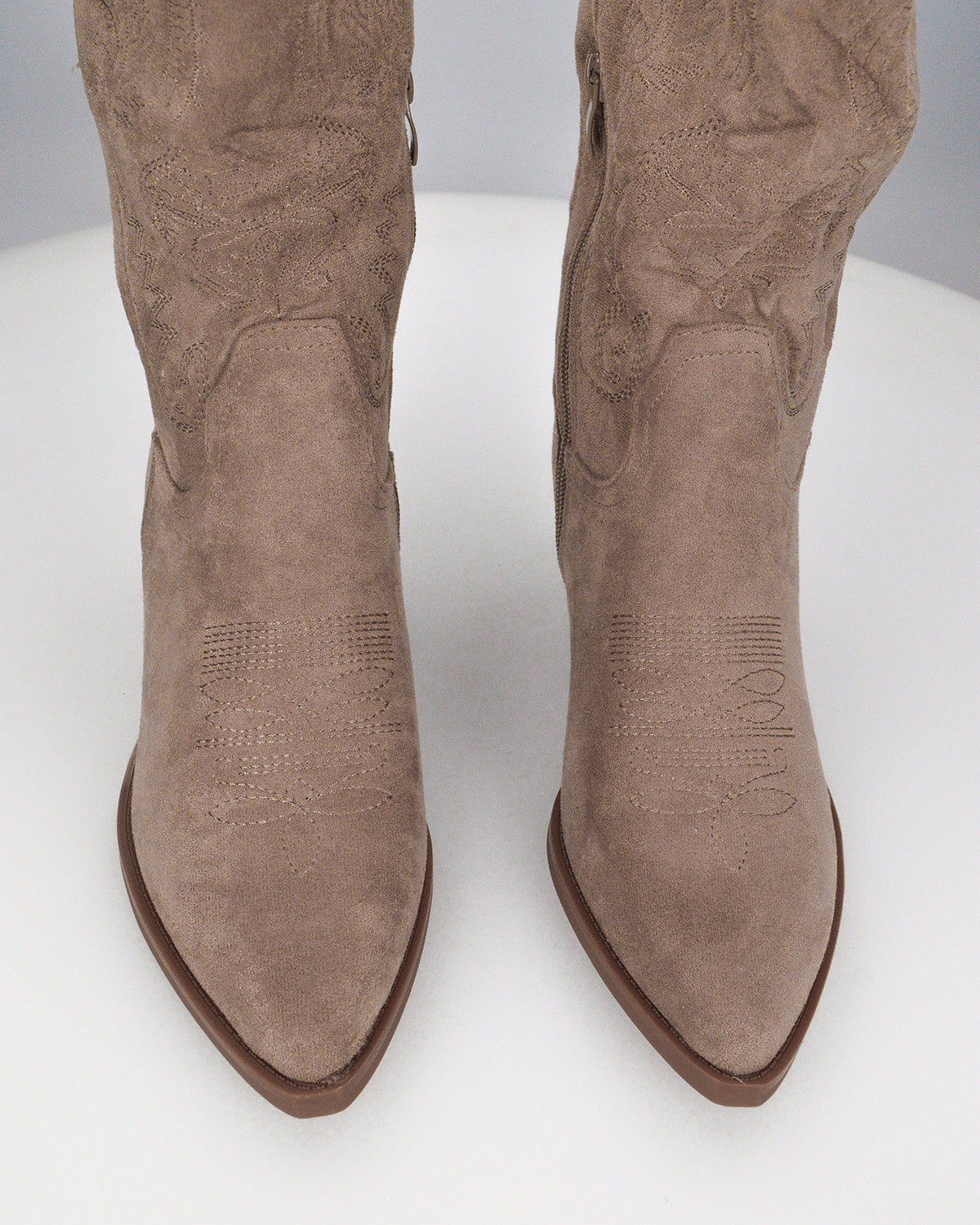 CARMELA - camperos texani scamosciarti beige con ricami decorativi
