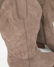 CARMELA - camperos texani scamosciarti beige con ricami decorativi