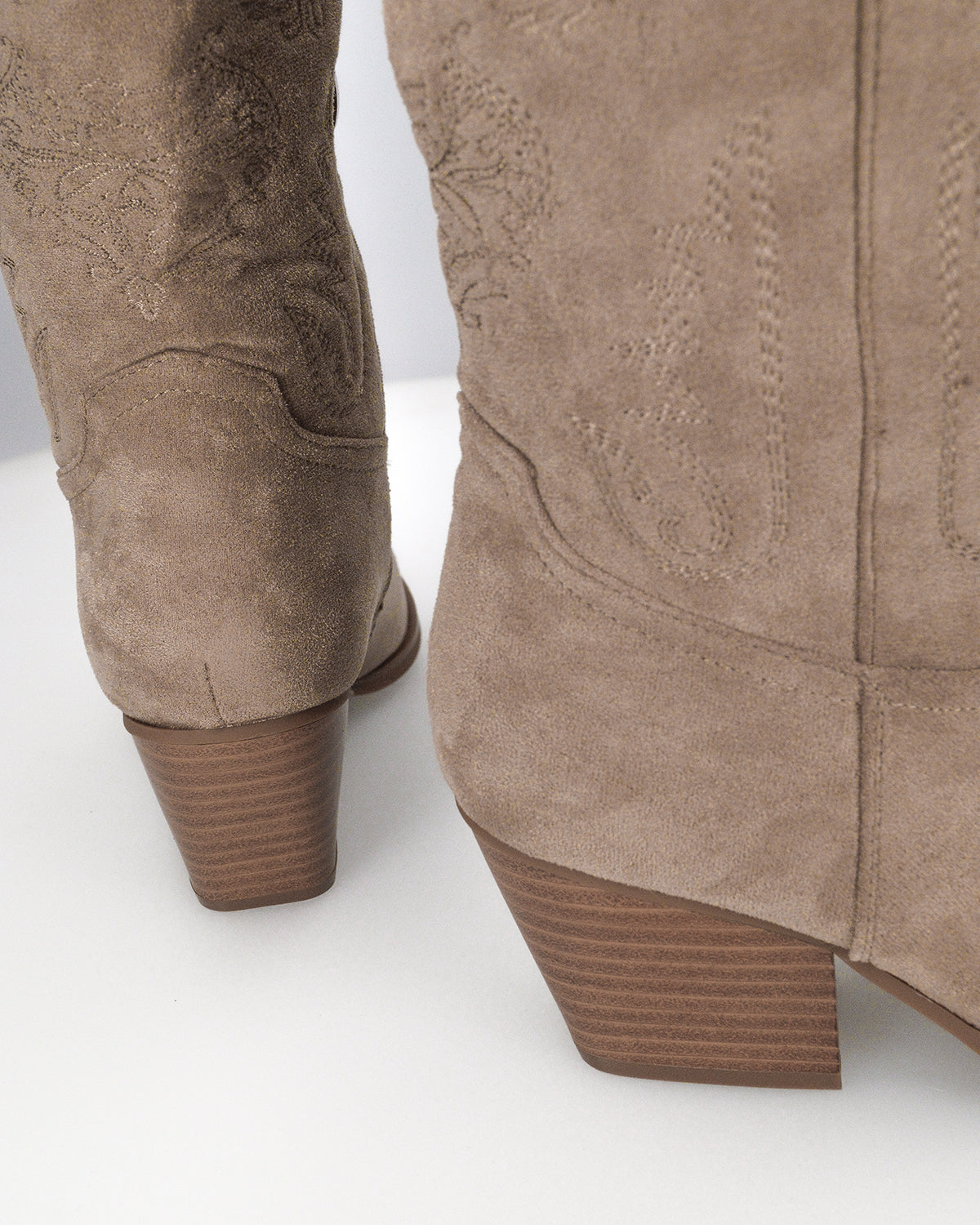 CARMELA - camperos texani scamosciarti beige con ricami decorativi