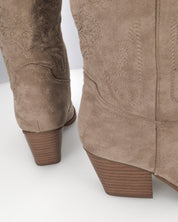CARMELA - camperos texani scamosciarti beige con ricami decorativi