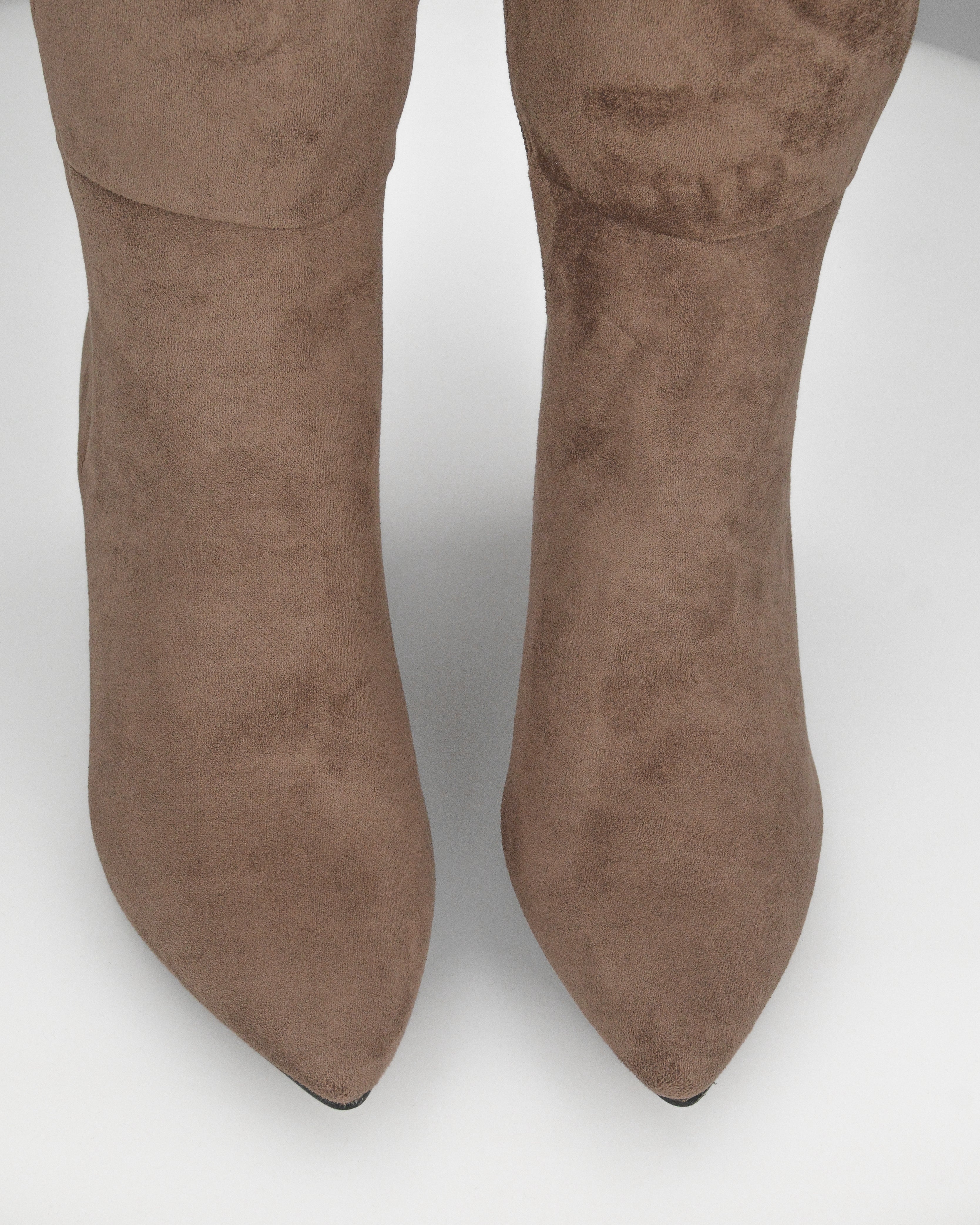 LORA - stivale alto scamosciato beige con tacco a blocco e chiusura zip