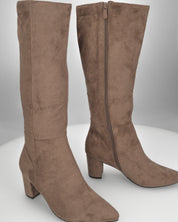 LORA - stivale alto scamosciato beige con tacco a blocco e chiusura zip