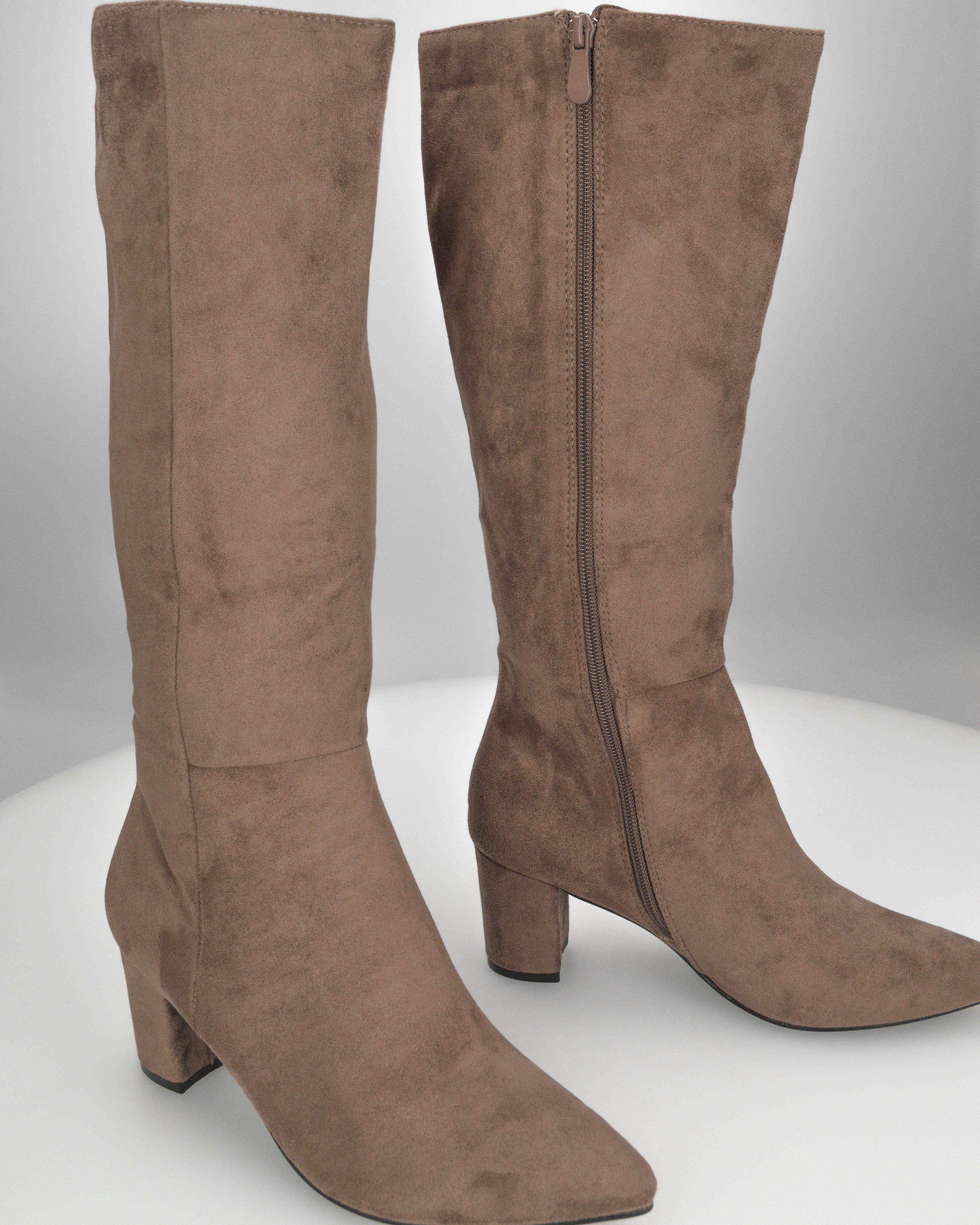 LORA - stivale alto scamosciato beige con tacco a blocco e chiusura zip