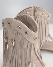 ALLEGRA - sandalo Boho-Chic, infradito in camoscio beige con frange e borchie a stella