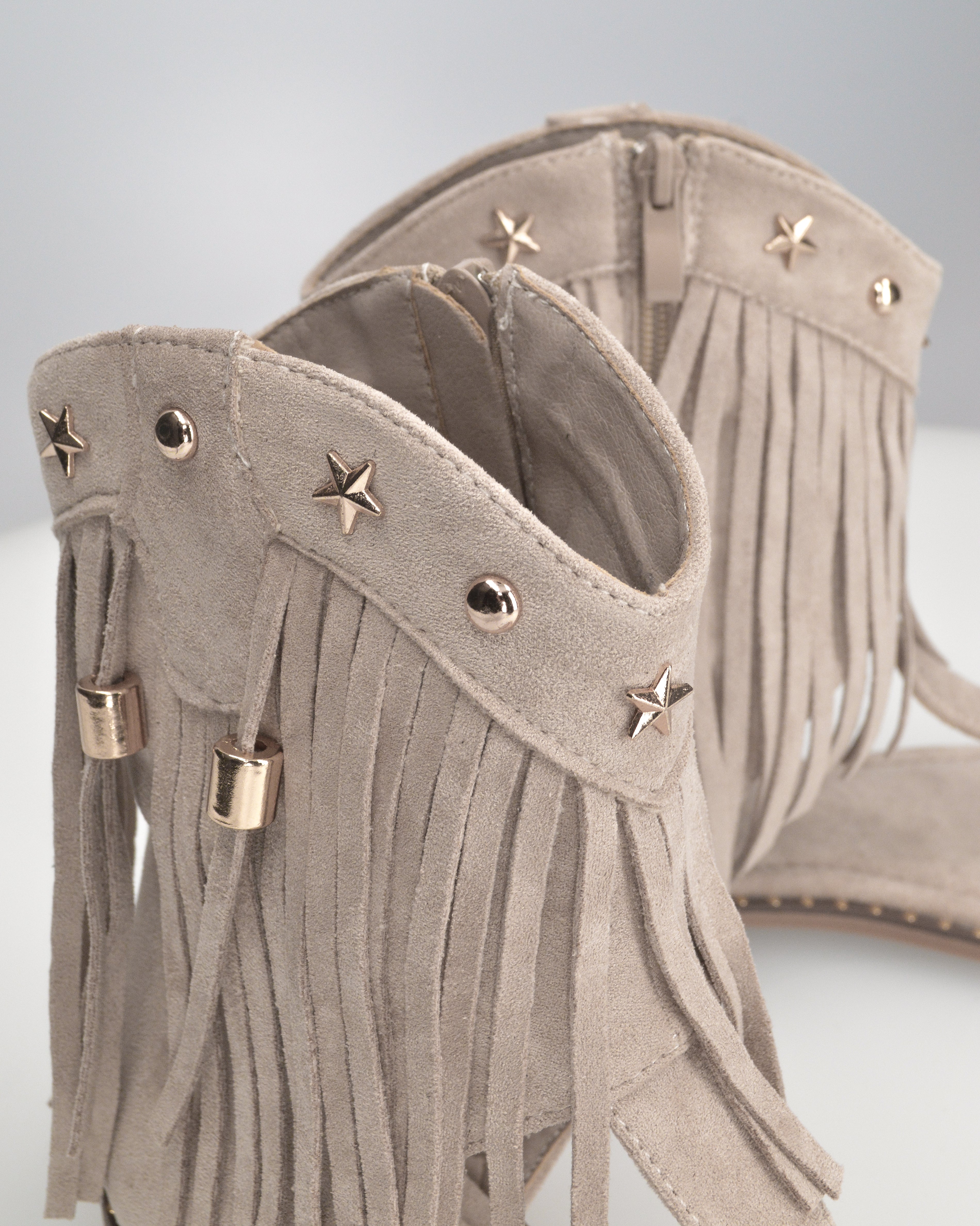 ALLEGRA - sandalo Boho-Chic, infradito in camoscio beige con frange e borchie a stella