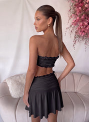 EYLAA - vestito nero con orlo asimmetrico e cut-out con ruches