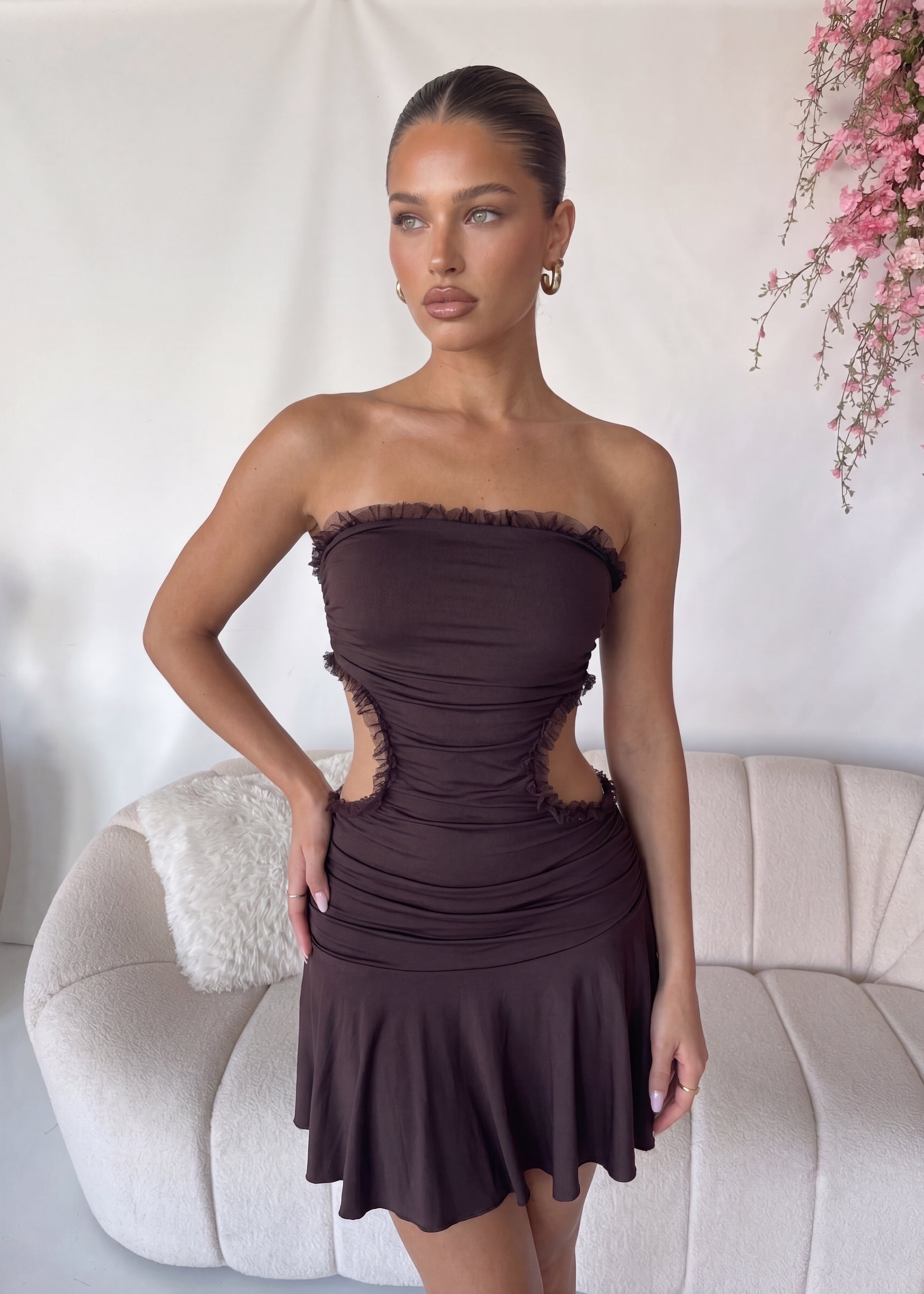 EYLAA - vestito marrone con orlo asimmetrico e cut-out con ruches
