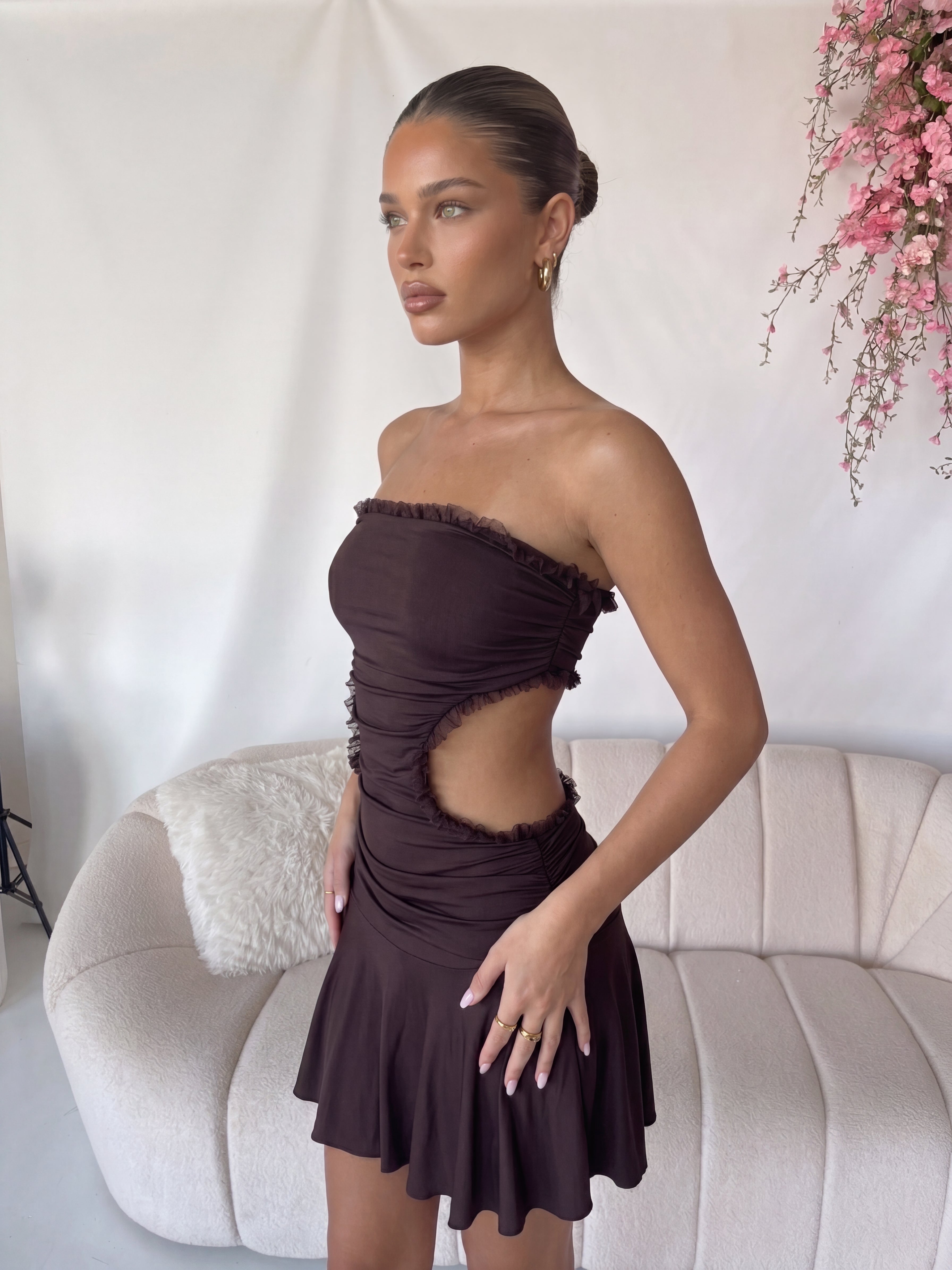 EYLAA - vestito marrone con orlo asimmetrico e cut-out con ruches