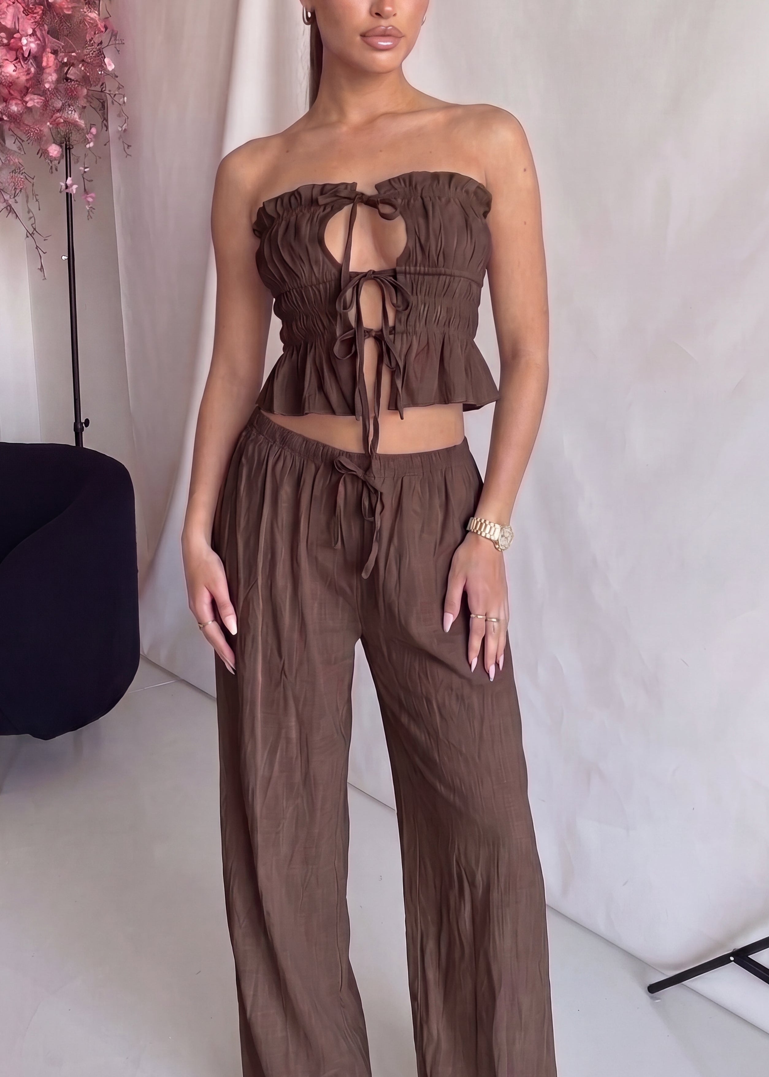 GIUPY - set coordinato top con allacciatura davanti e pantaloni in marrone