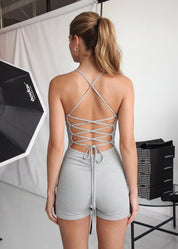 REMI - tuta jumpsuit corta con arricciatura e lacci posteriori.