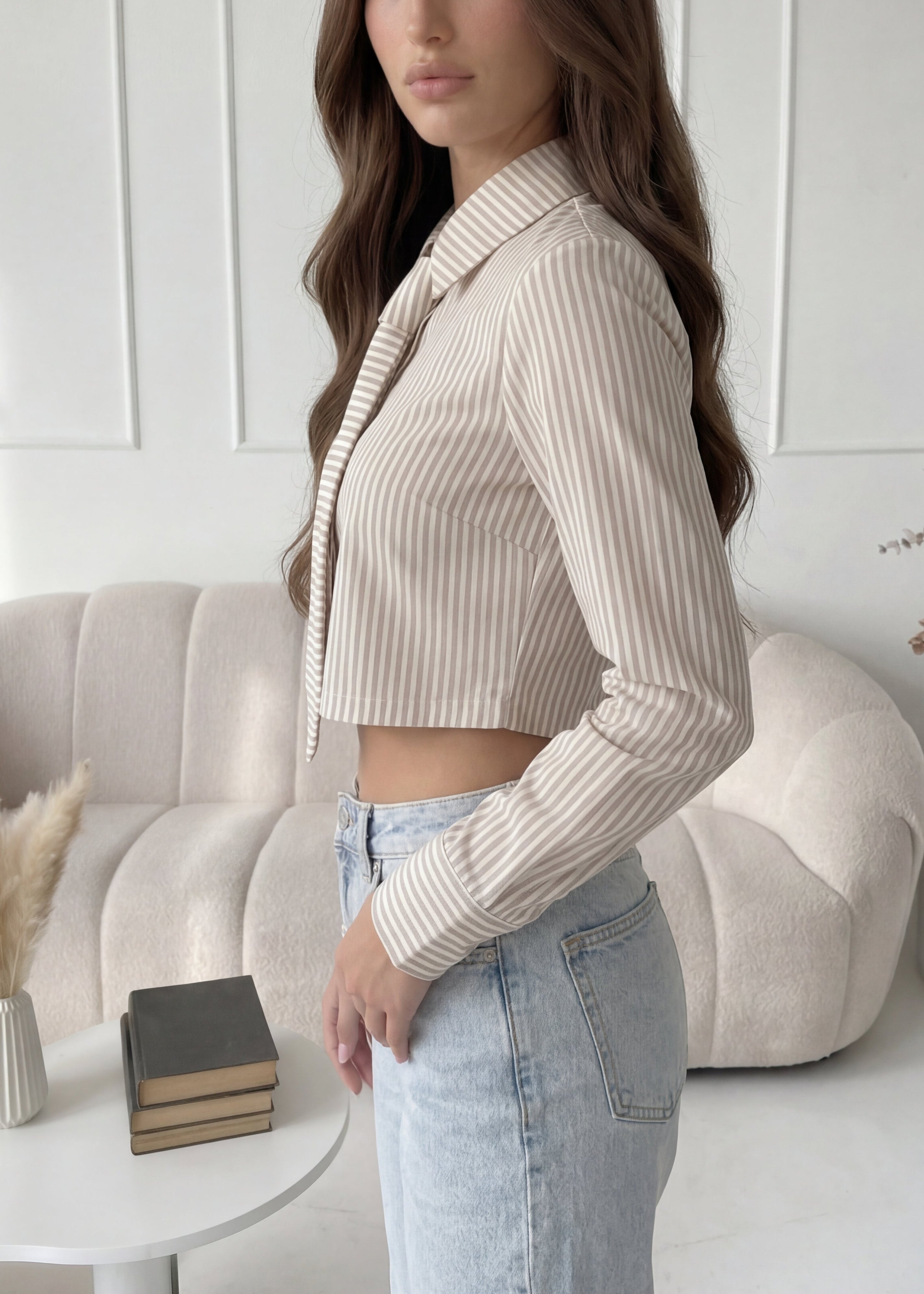 CLARY - camicia cropped a righe bianche e beige con cravatta