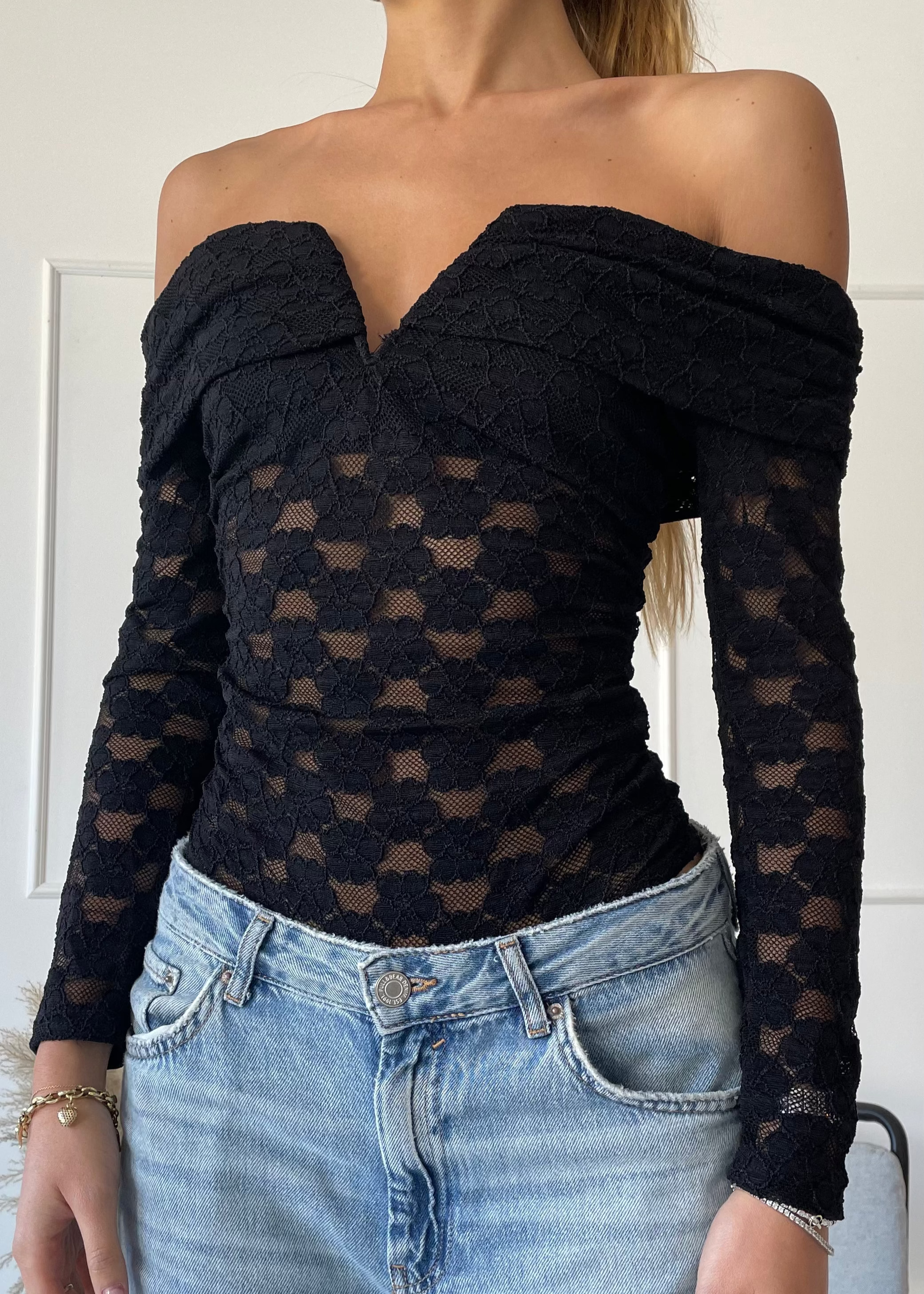 GAYE - body in pizzo nero con scollo bardot