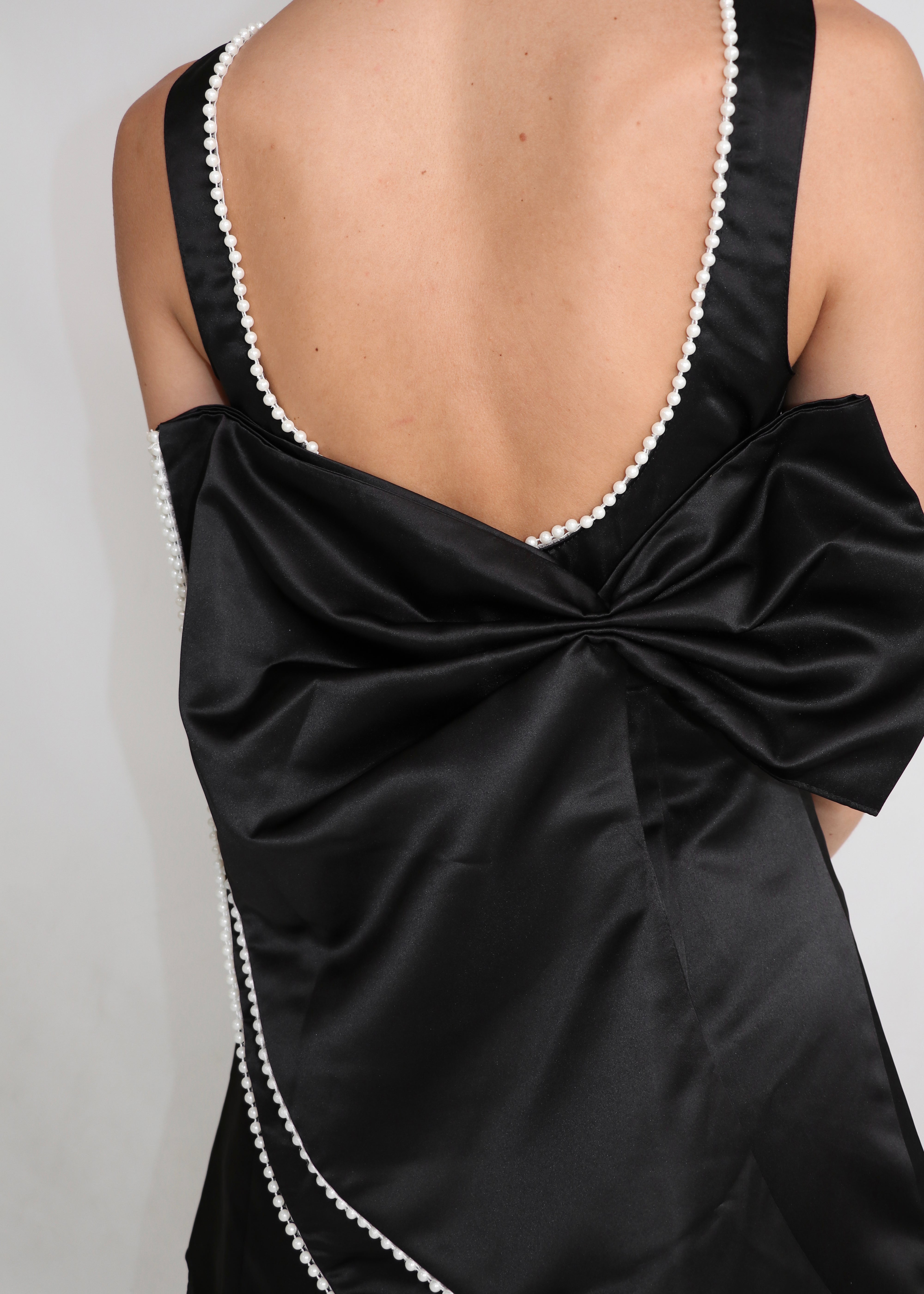 THALIE - mini dress nero con scollo posteriore e fiocco svasato con perline