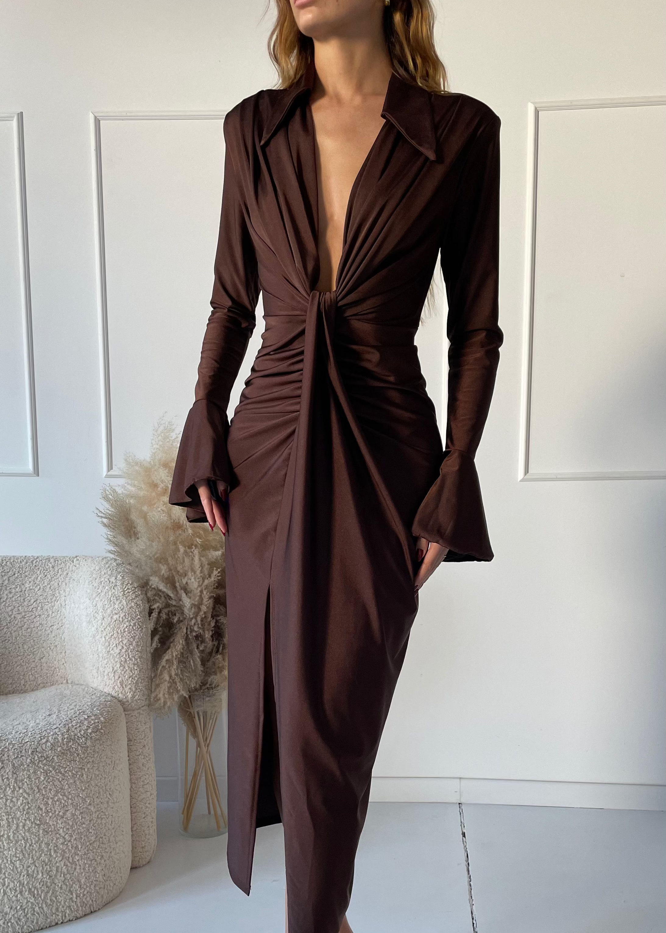 JORDYN - vestito midi marrone a maniche lunghe con scollo profondo annodato