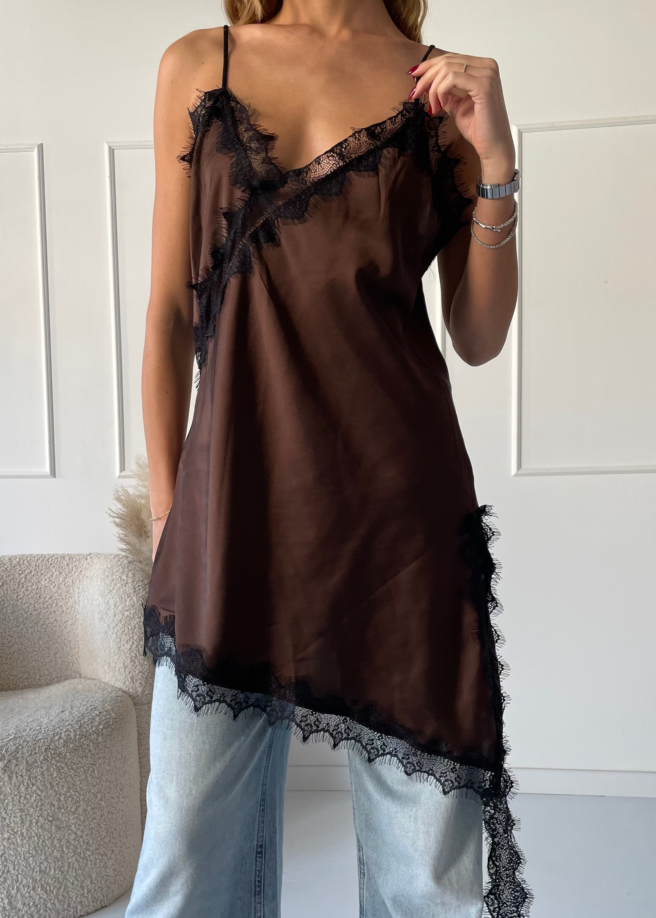 ANISSA - canottiera marrone effetto seta asimmetrica con bordo in pizzo nero