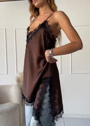 ANISSA - canottiera marrone effetto seta asimmetrica con bordo in pizzo nero