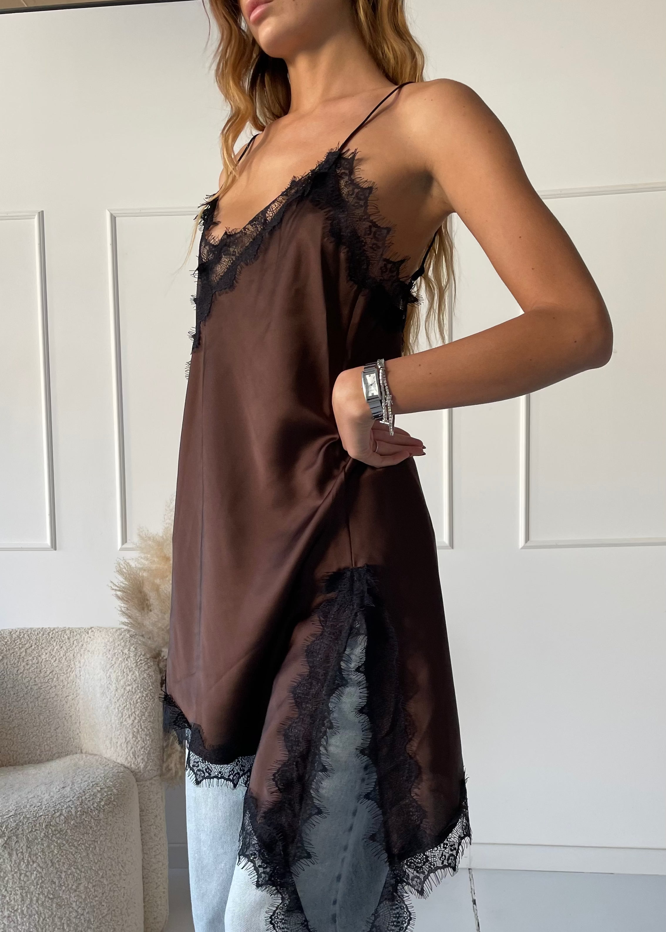 ANISSA - canottiera marrone effetto seta asimmetrica con bordo in pizzo nero