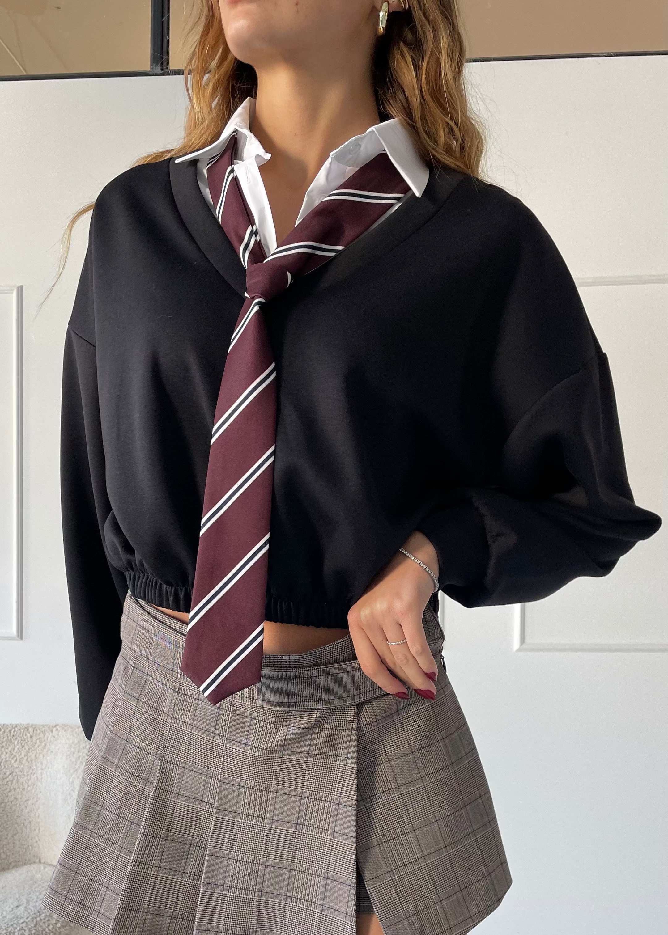 ABIGAIL - set felpa crop nera con cravatta e camicia