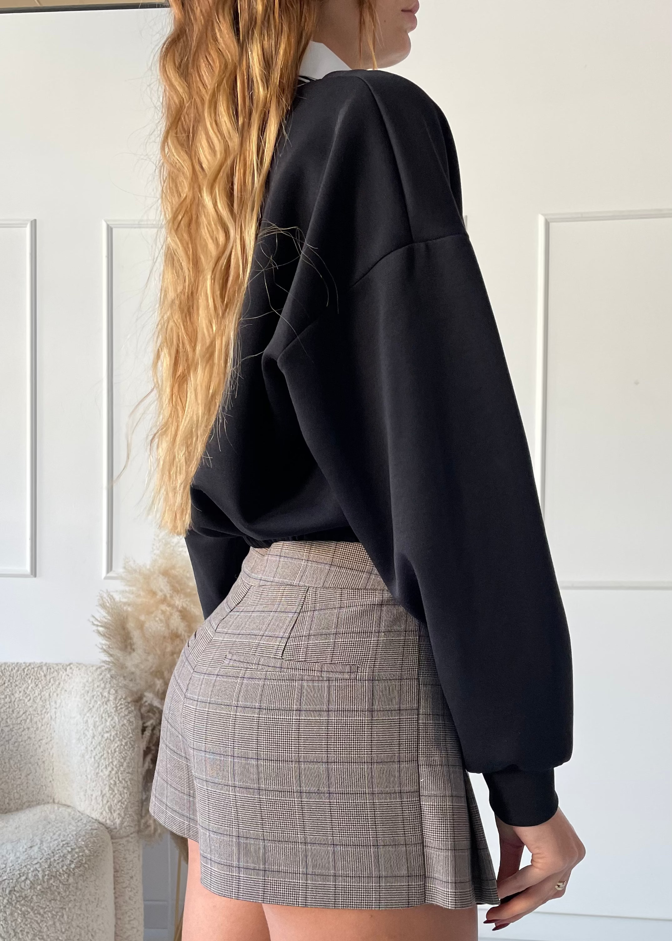 ABIGAIL - set felpa crop nera con cravatta e camicia