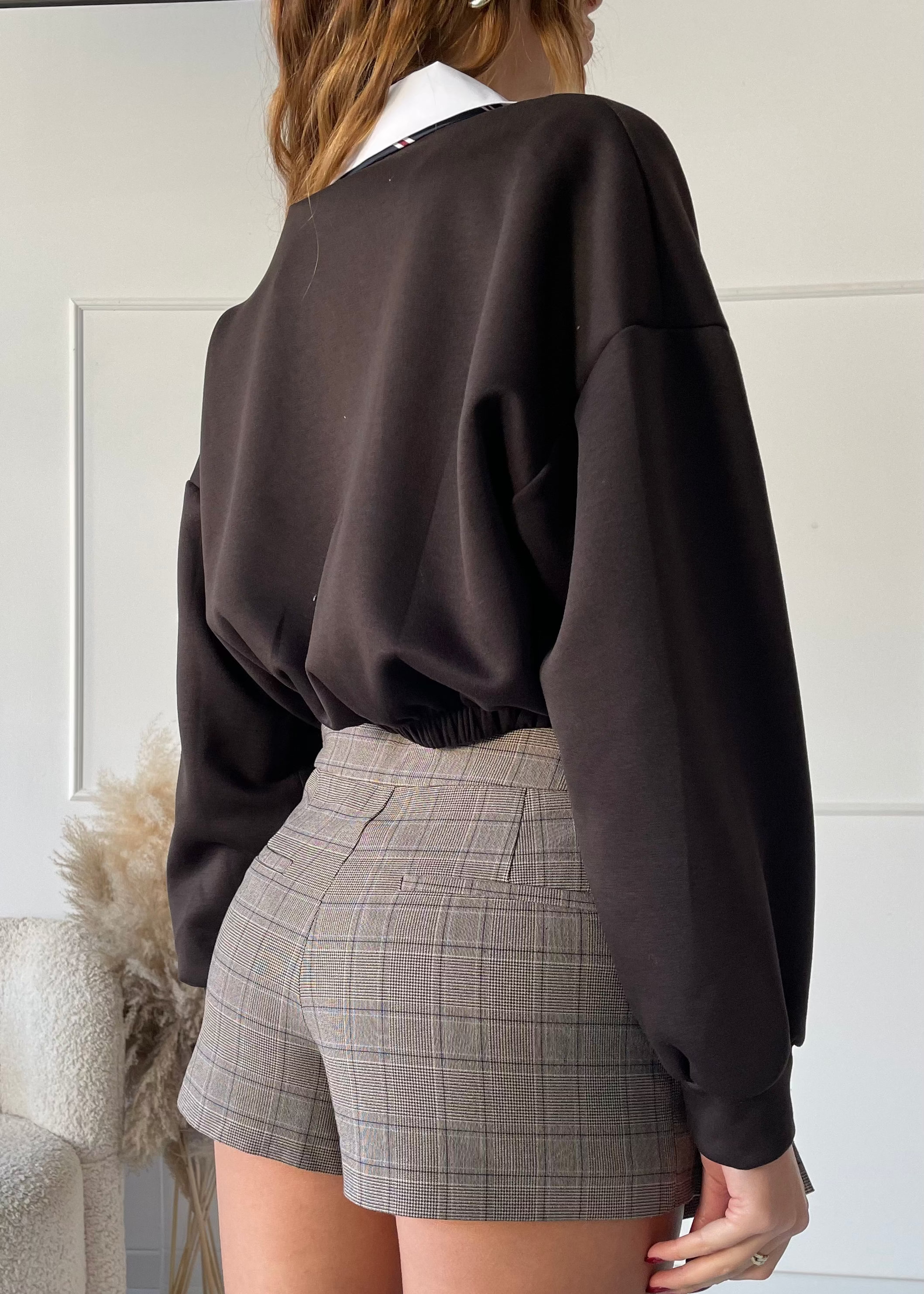 ABIGAIL - set felpa crop marrone con cravatta e camicia