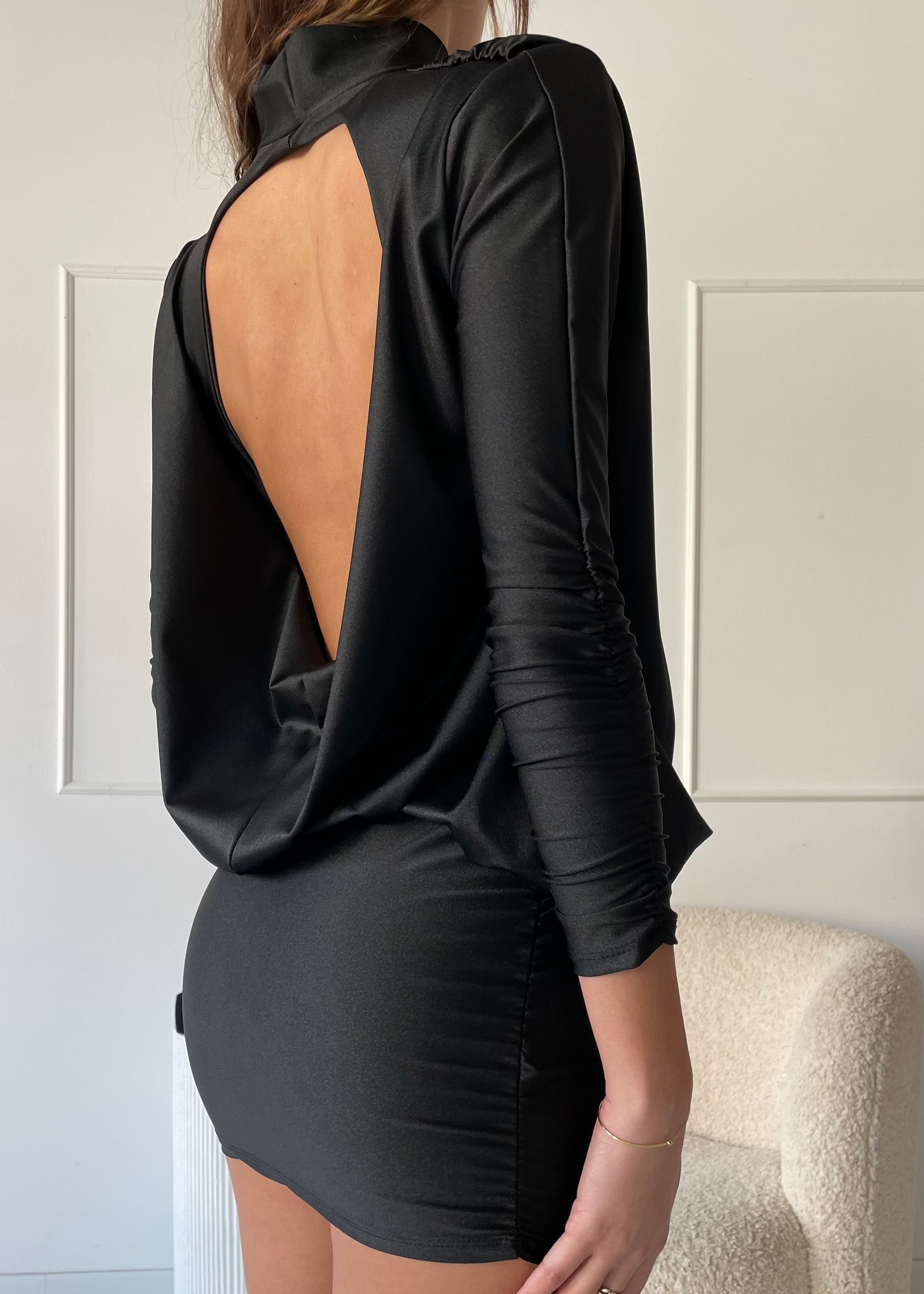 DEANA - vestito mini con collo alto e scollo profondo schiena