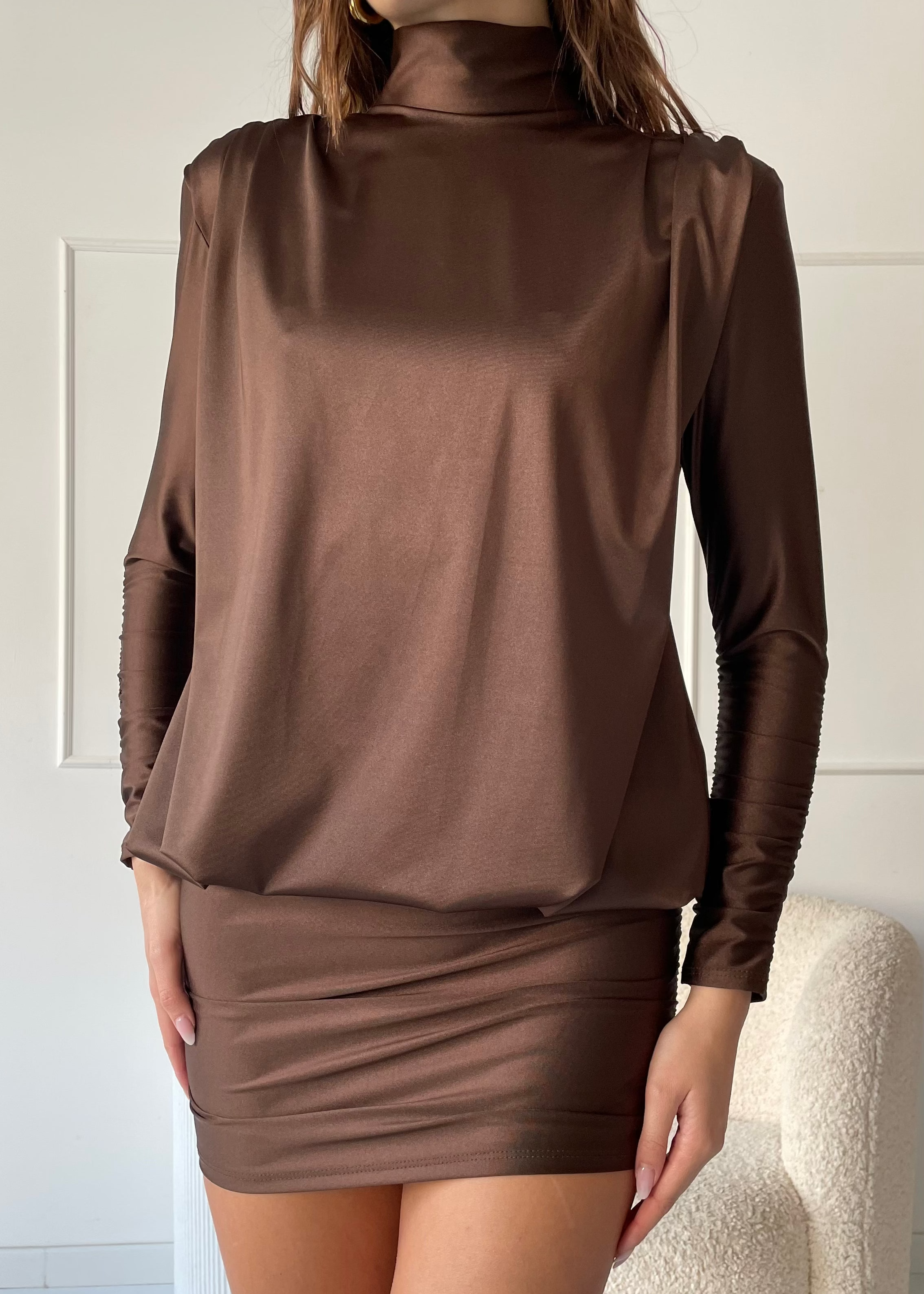 DEANA - vestito marrone con collo alto e scollo profondo schiena