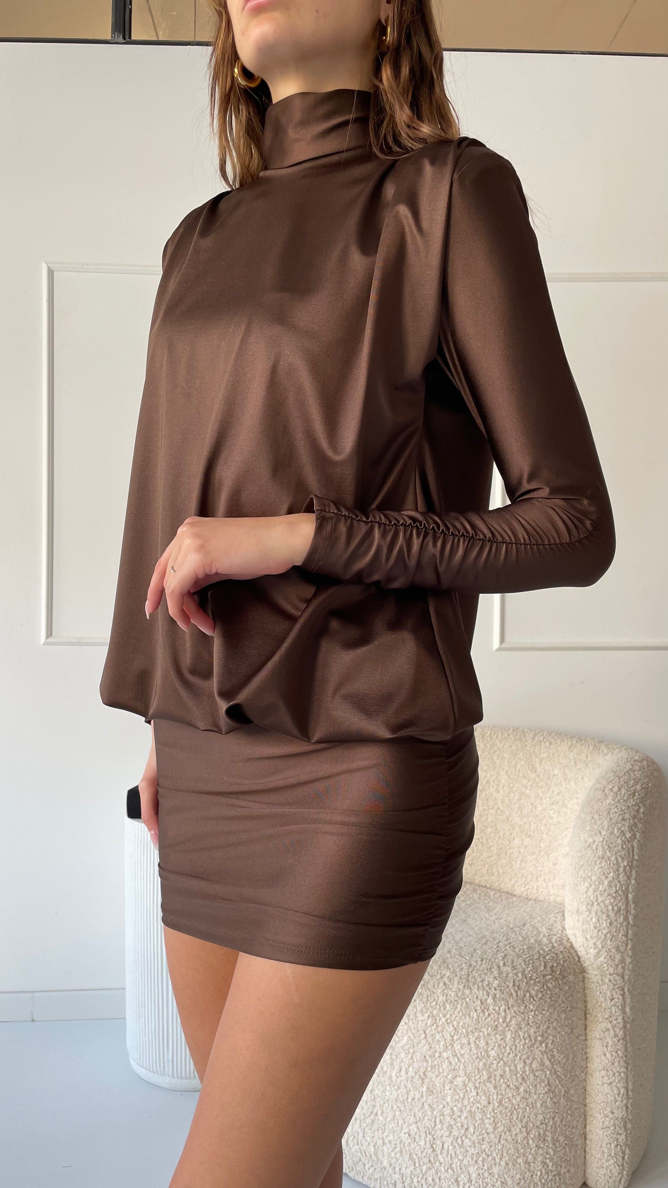 DEANA - vestito marrone con collo alto e scollo profondo schiena