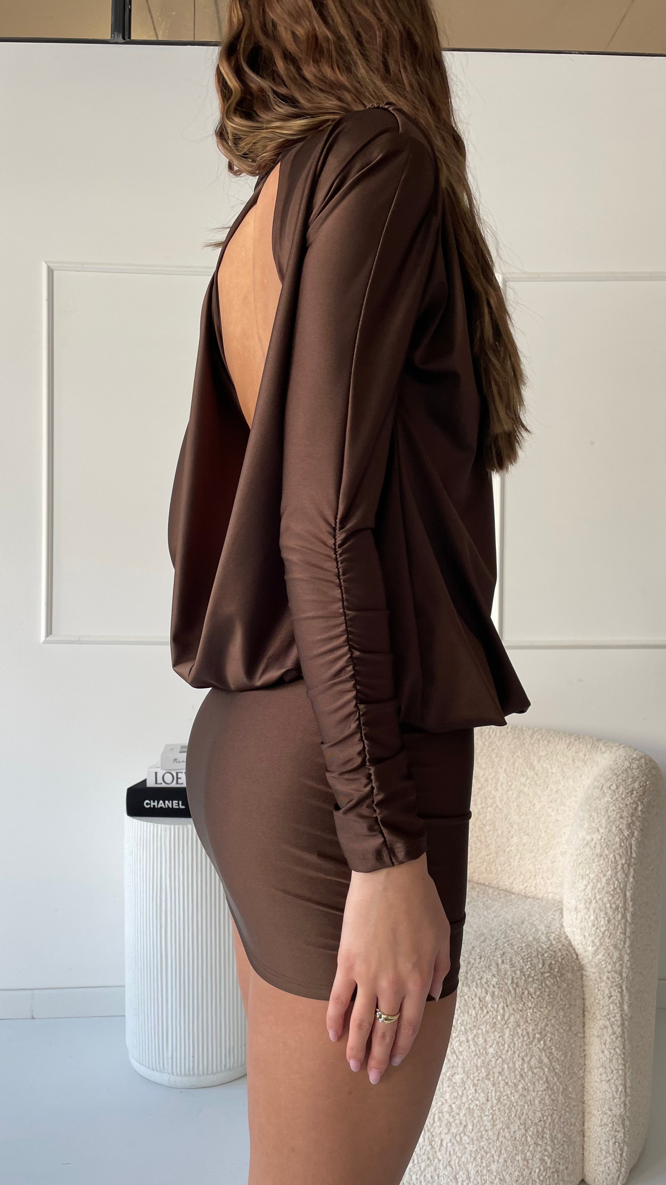 DEANA - vestito marrone con collo alto e scollo profondo schiena