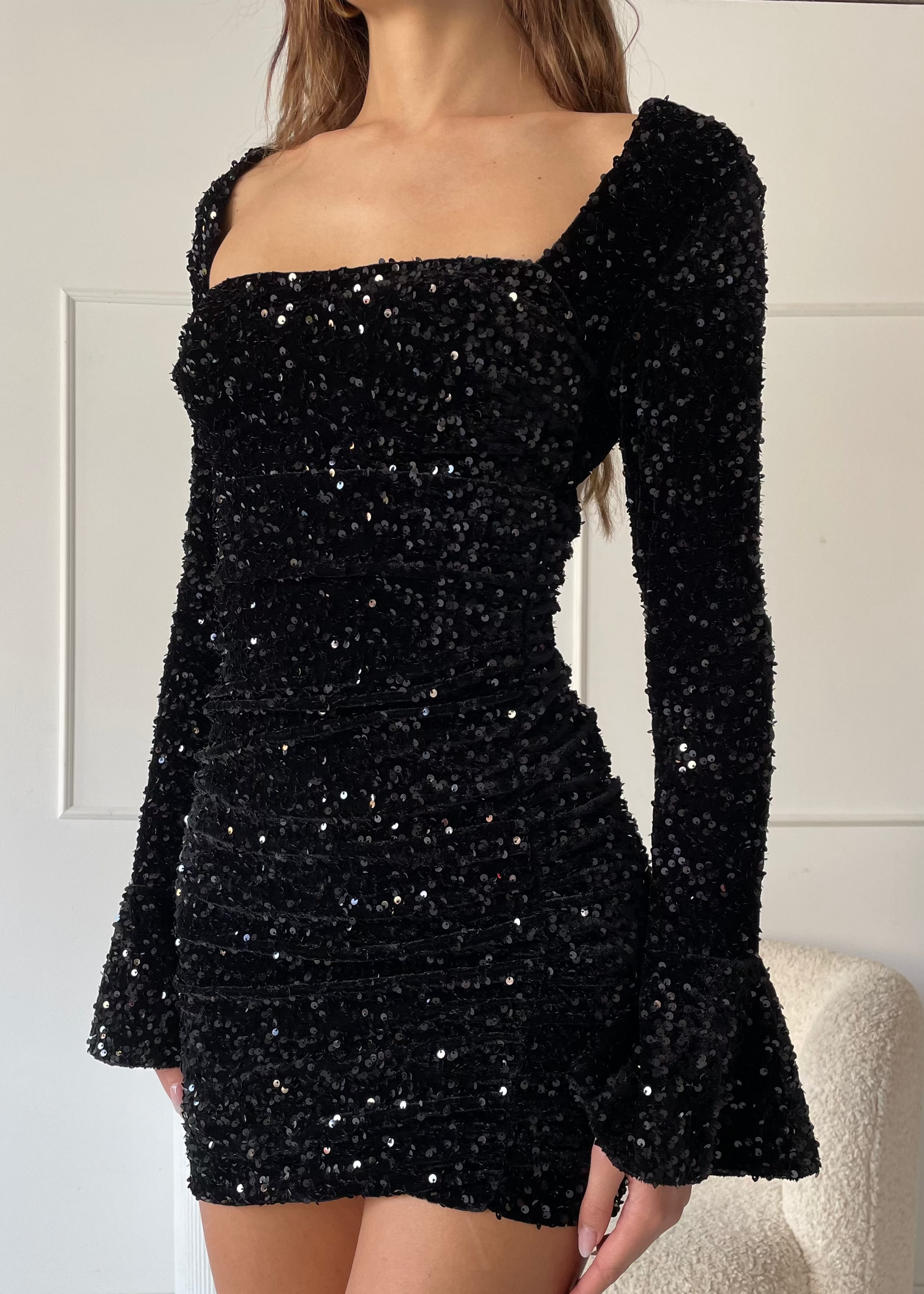 NELLY - vestito mini nero in velluto e paillettes con scollo sulla schiena