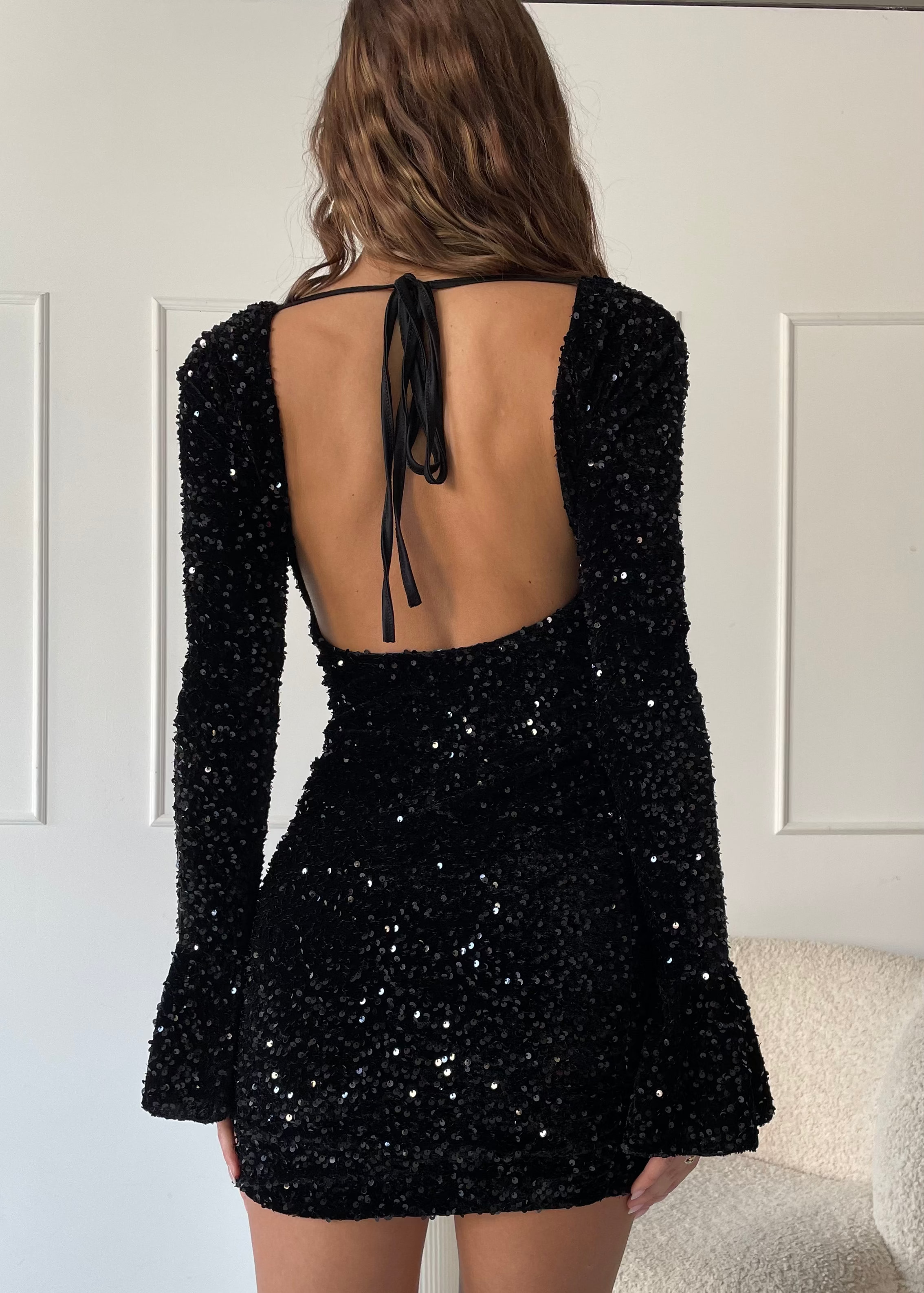 NELLY - vestito mini nero in velluto e paillettes con scollo sulla schiena