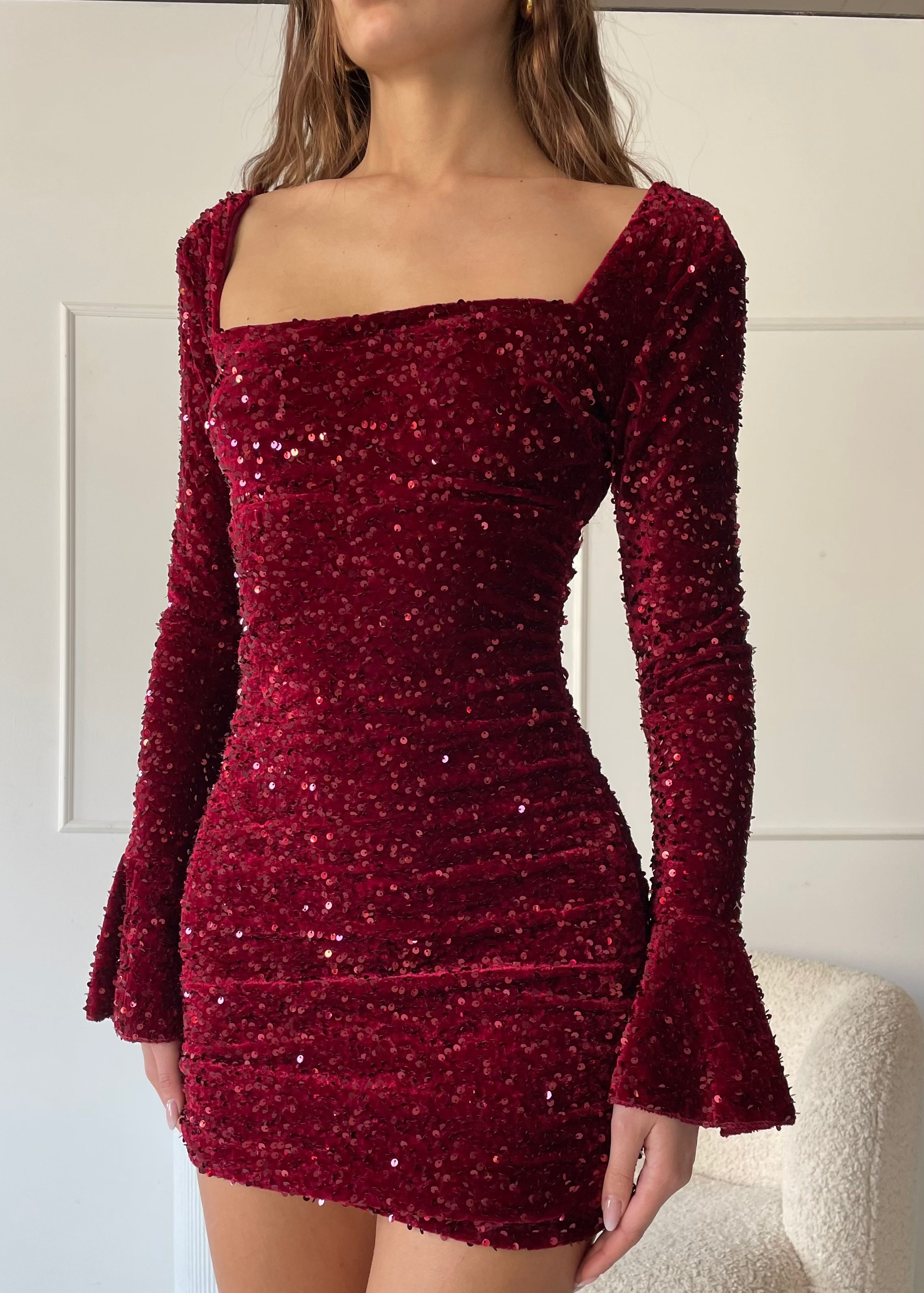 NELLY - vestito mini burgundy in velluto e paillettes con scollo sulla schiena