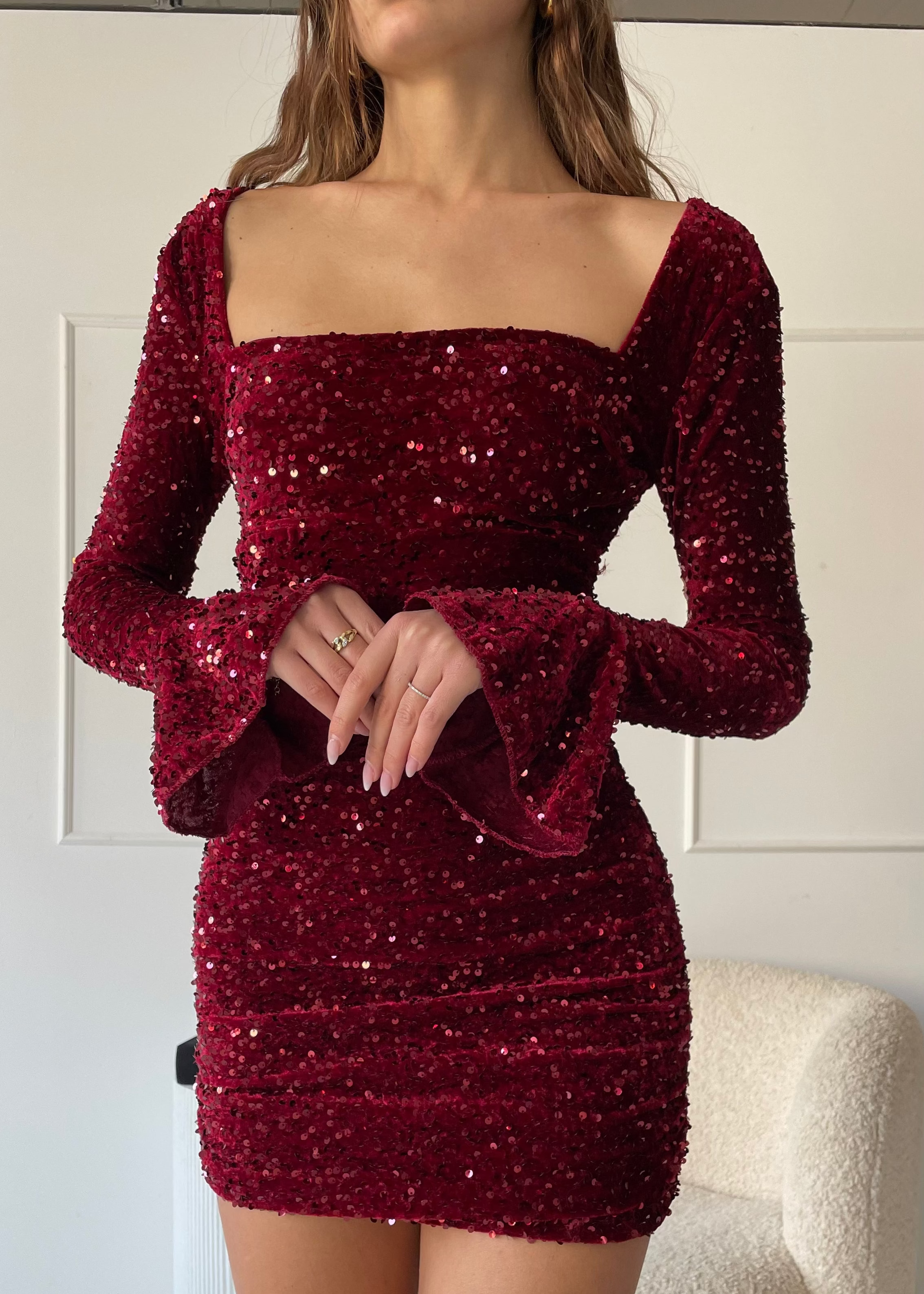 NELLY - vestito mini burgundy in velluto e paillettes con scollo sulla schiena