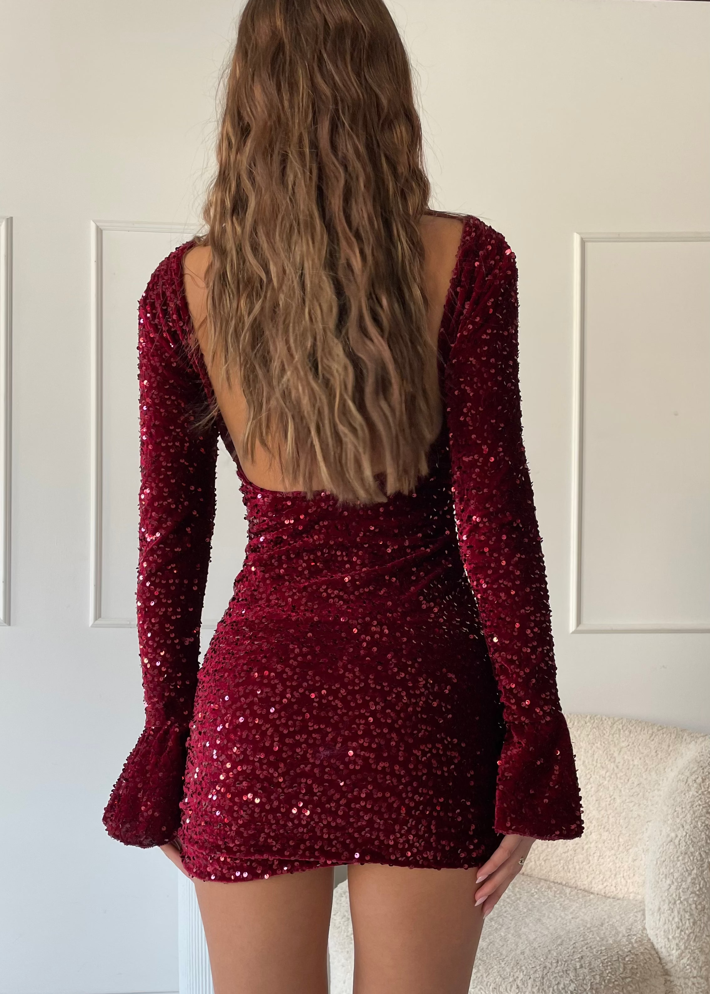 NELLY - vestito mini burgundy in velluto e paillettes con scollo sulla schiena