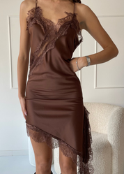 ANISSA - canottiera marrone effetto seta asimmetrica con bordo in pizzo